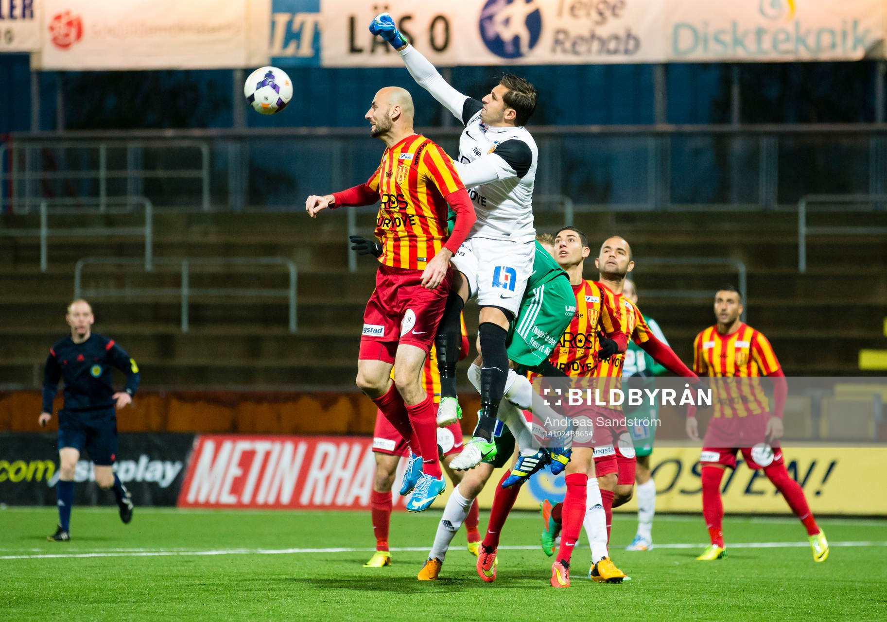 Syrianskas målvakt Dejan Garaca boxar bort bollen under matchen i superettan mellan Syrianska och Ljungskile den 24 Oktober 2014 i Södertälje.