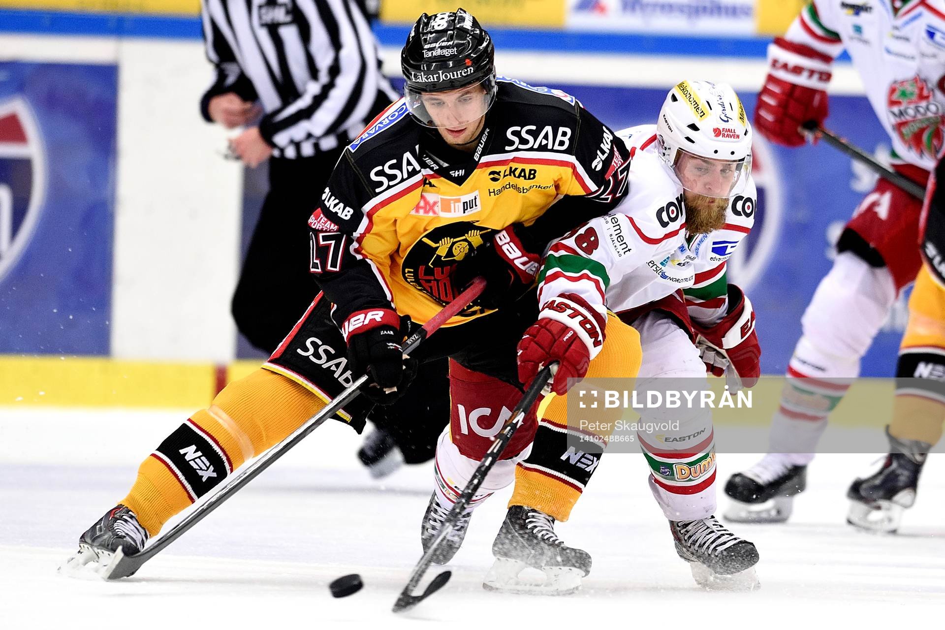 Luleås Daniel Zaar i kamp om pucken med Modos Nichlas Torp