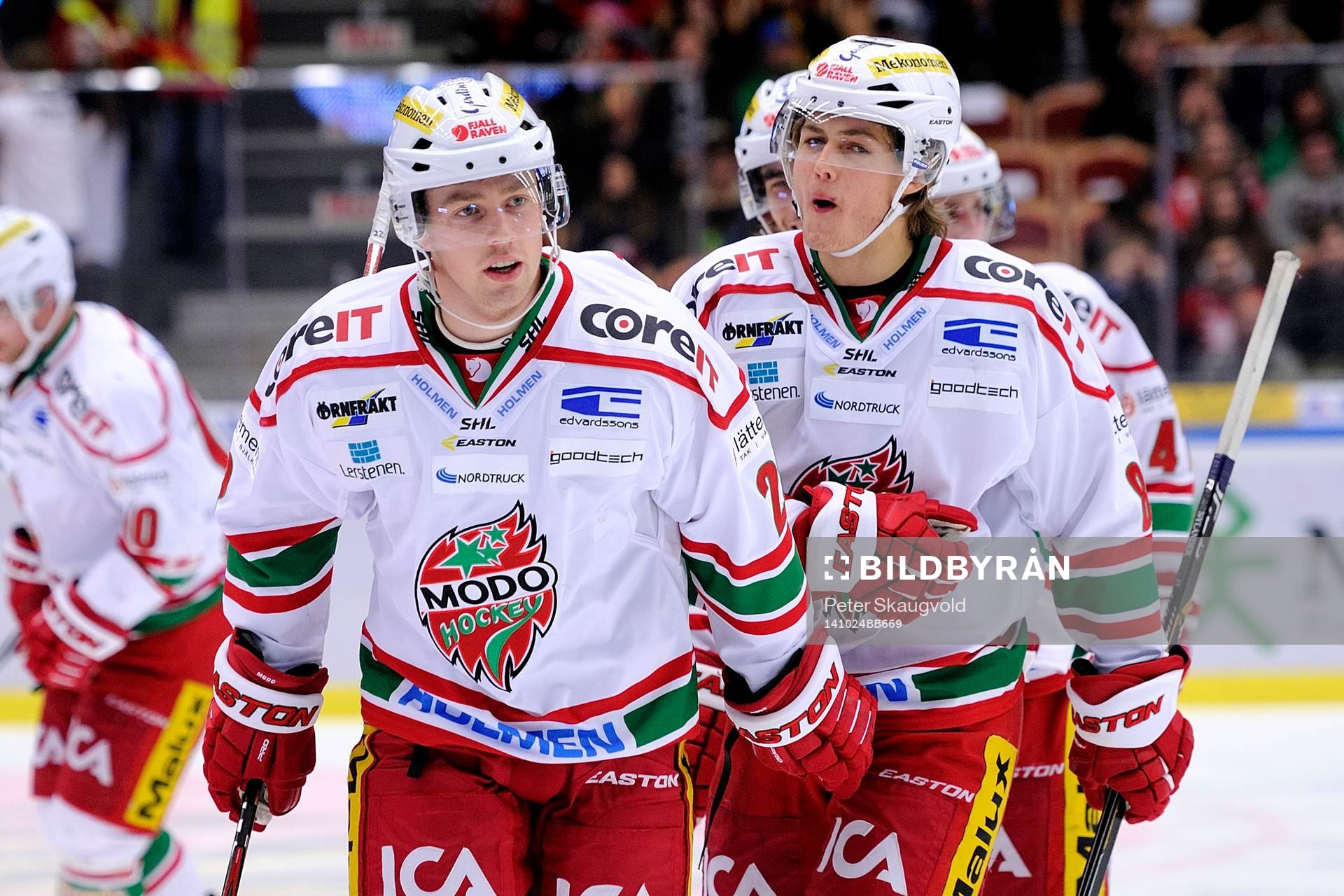 Modos Albin Carlson(v) och William Nylander(h) jublar