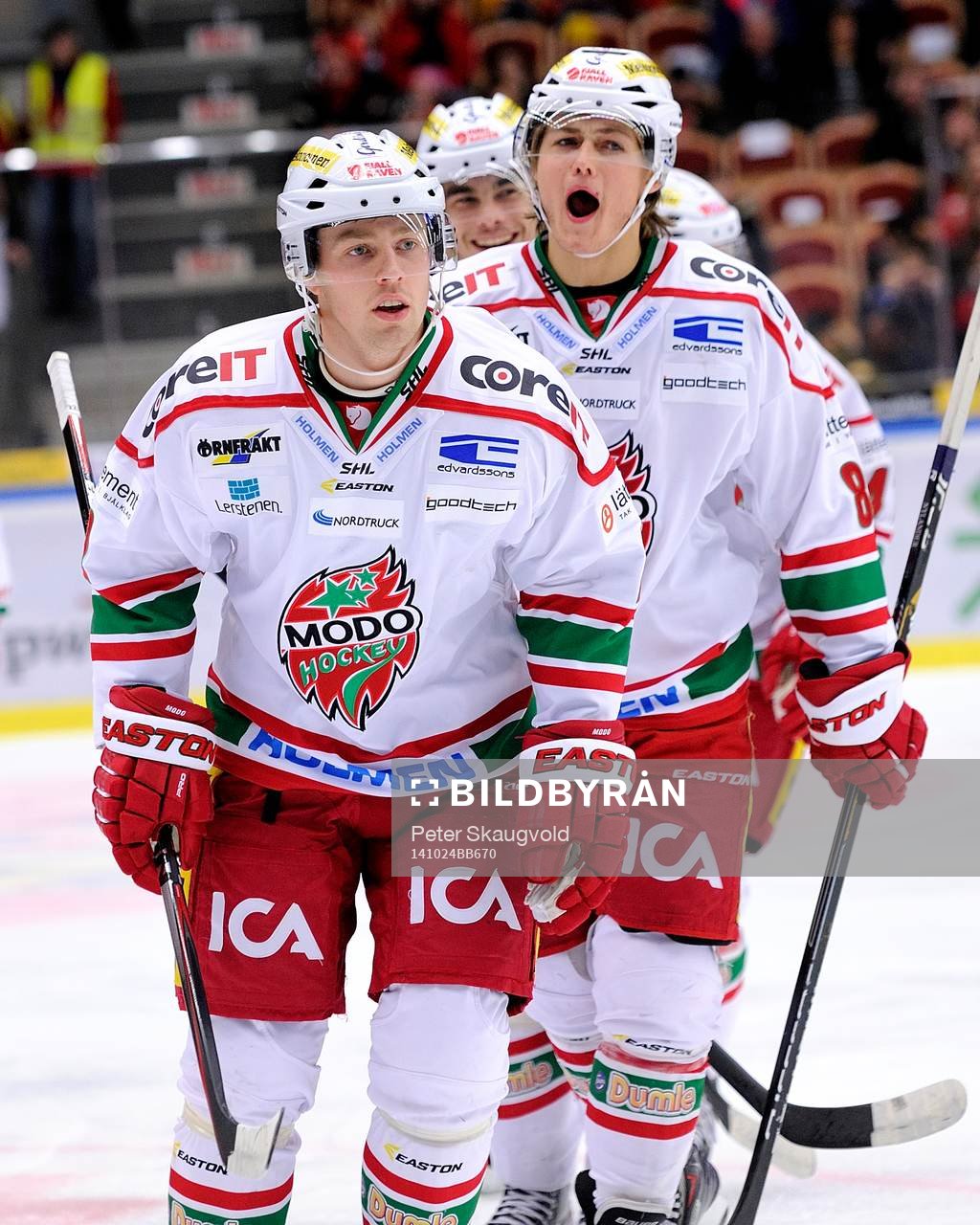 Modos Albin Carlson(v) och William Nylander(h) jublar