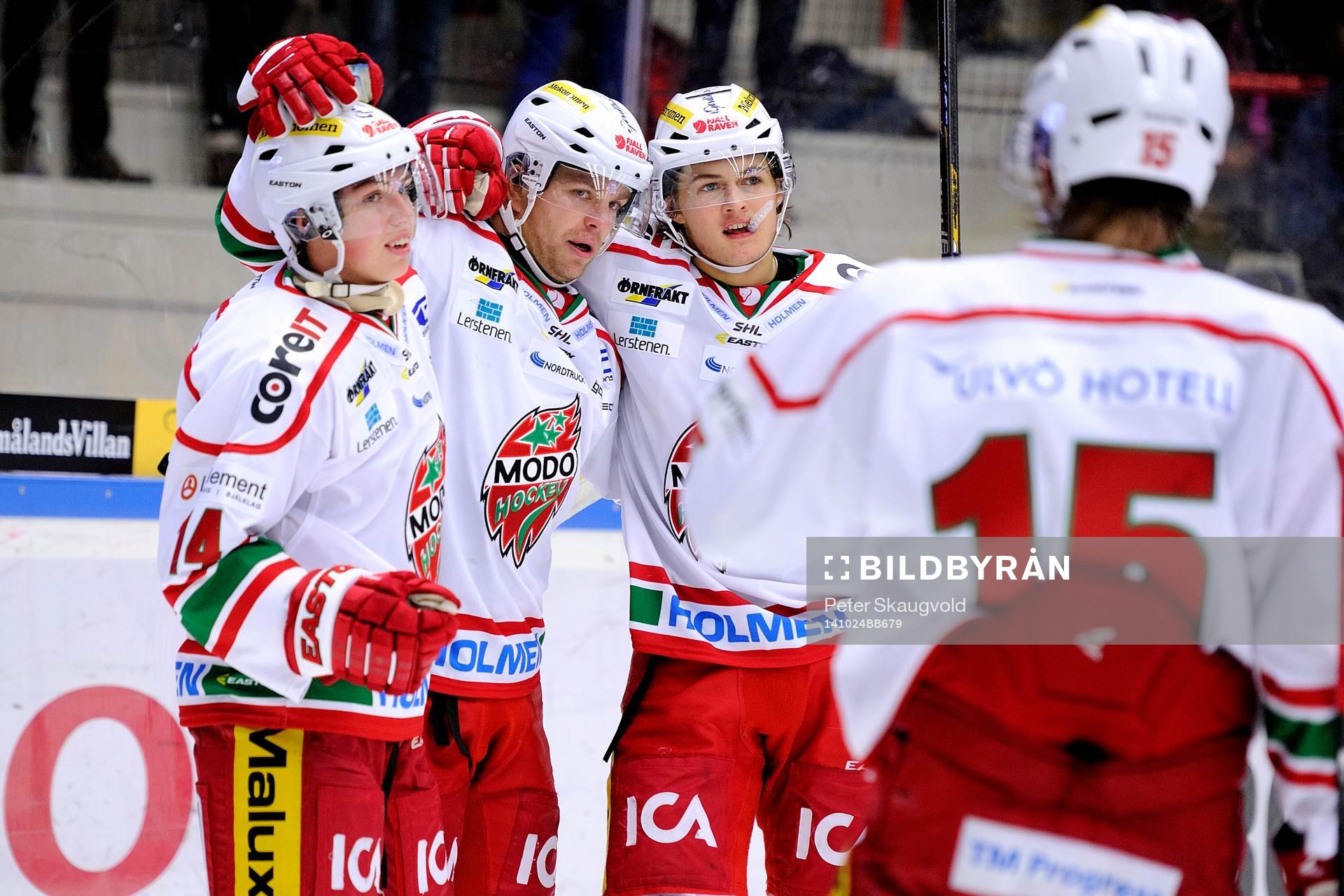 Modos Per-Åge Skröder firar sitt 3-0 mål