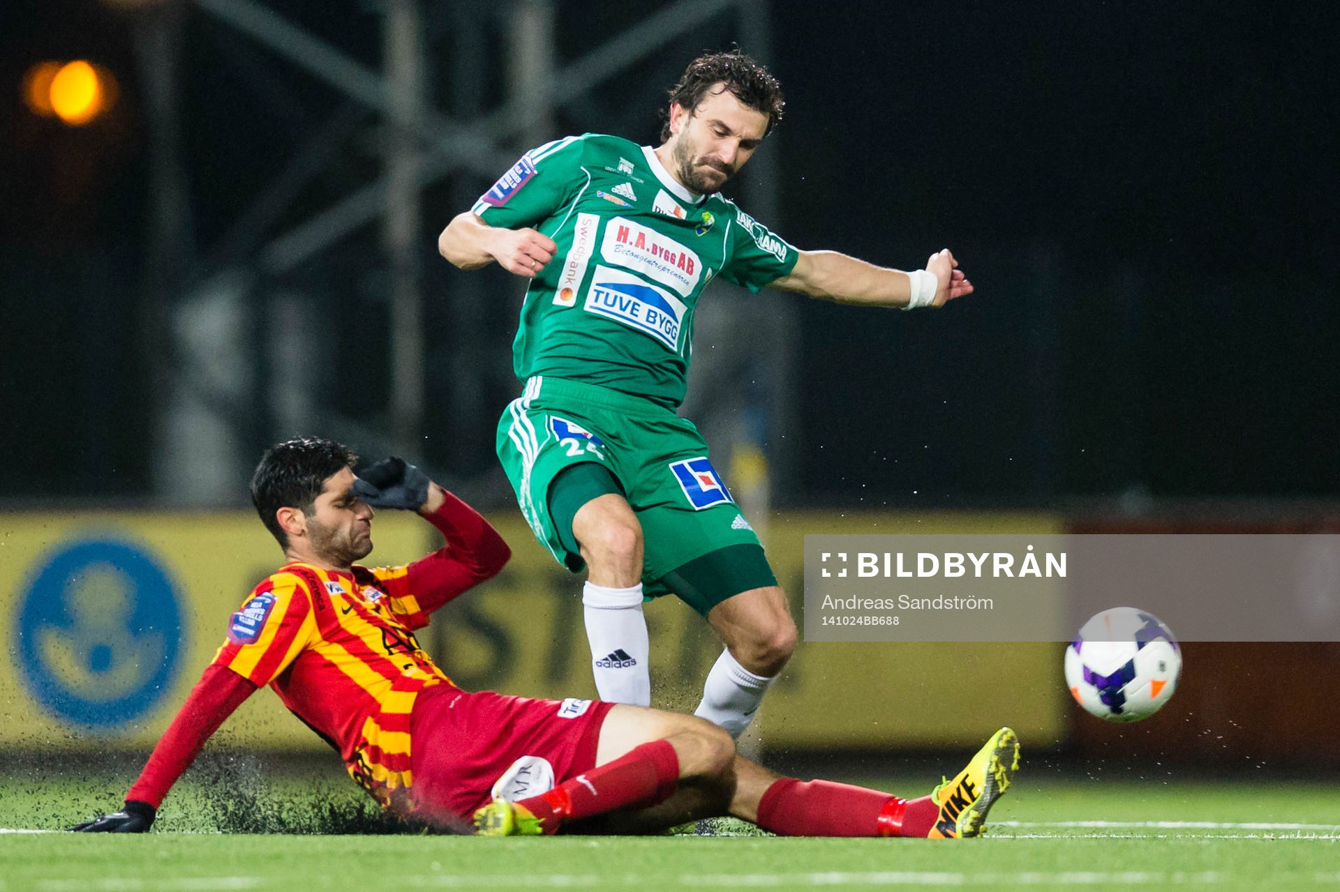 Syrianskas Rabi Elia med en glidtackling på Ljungskiles