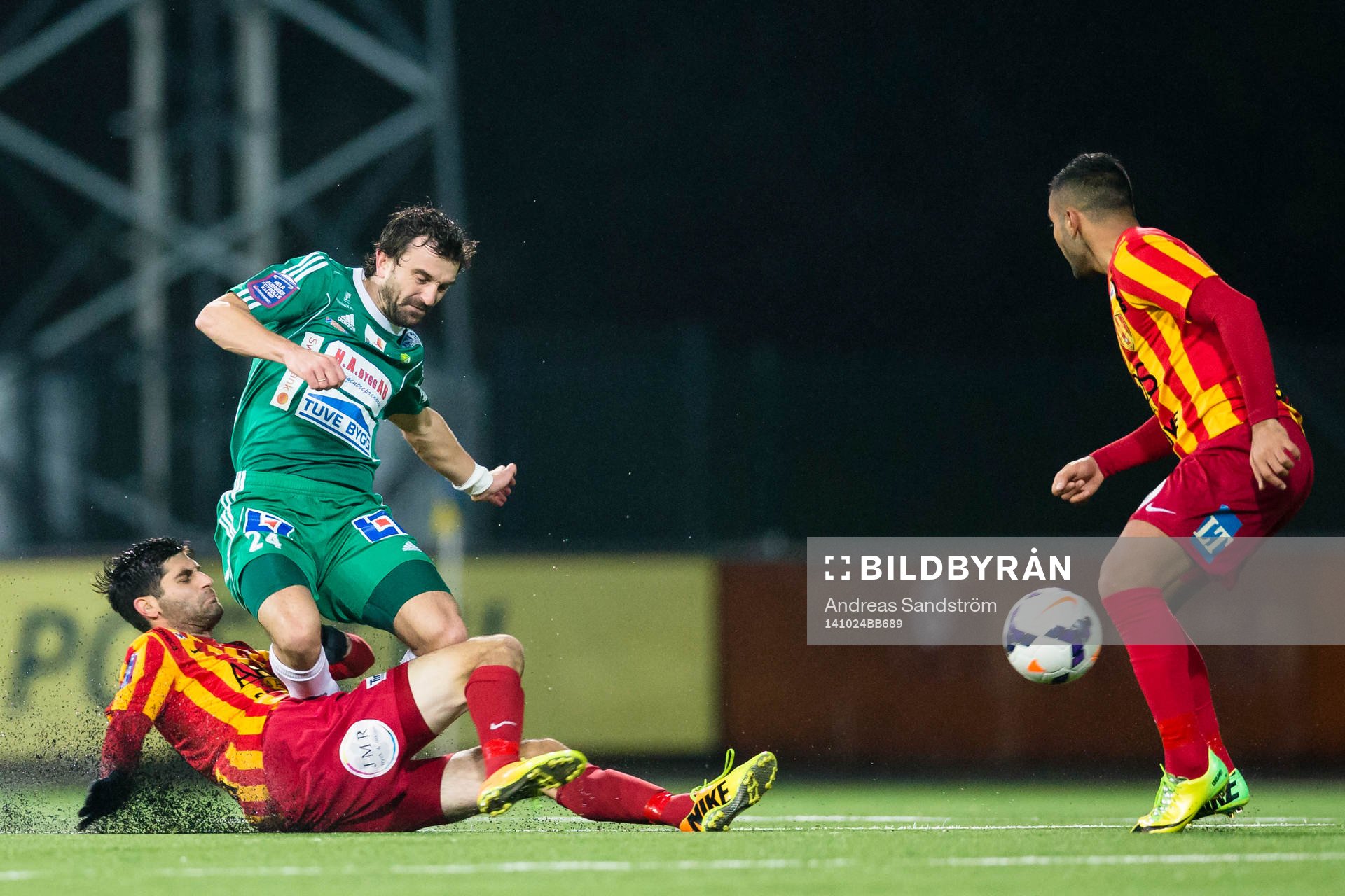 Syrianskas Rabi Elia med en glidtackling på Ljungskiles