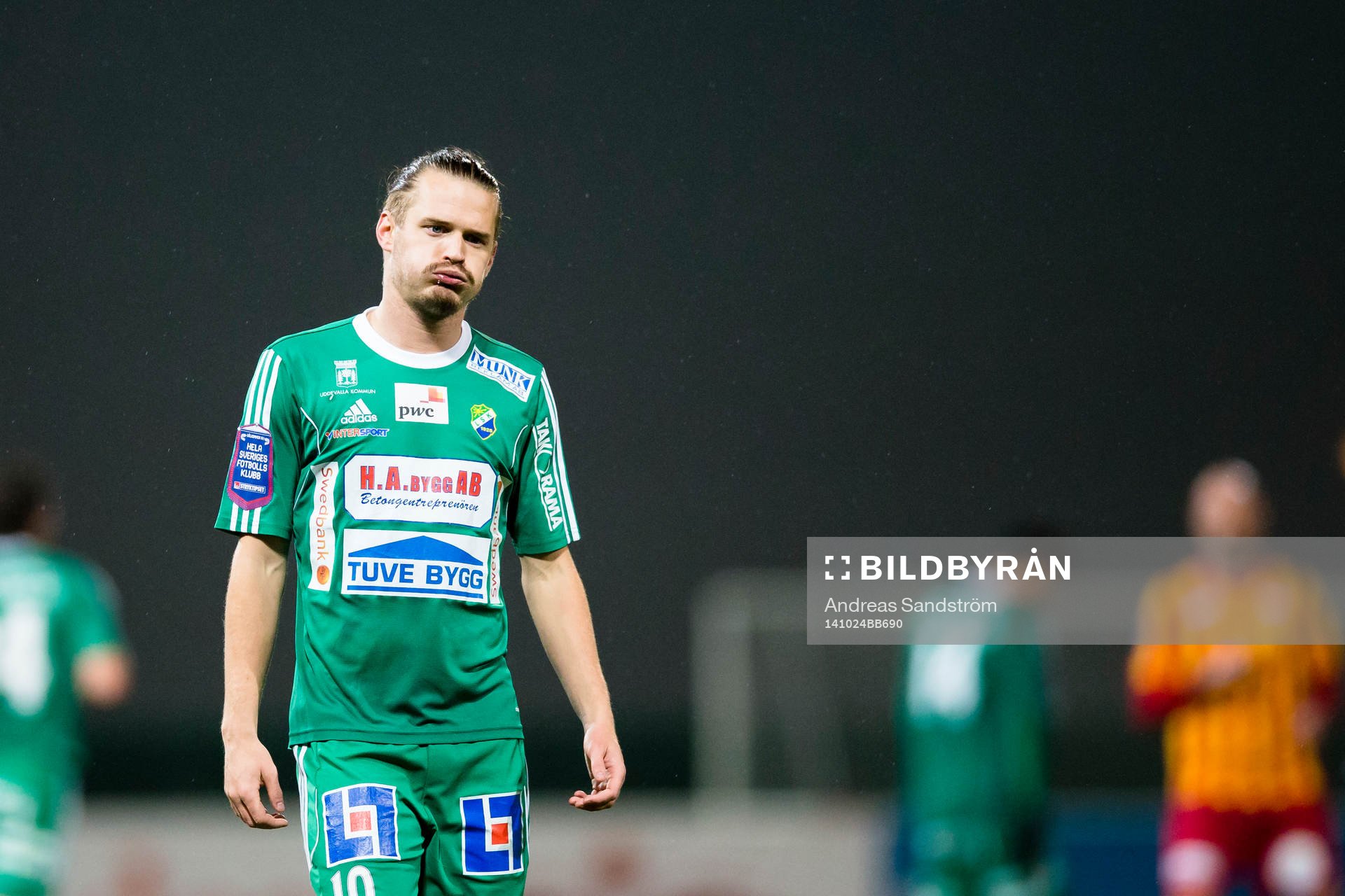 Ljungskiles Jonas Lindberg ser deppig ut