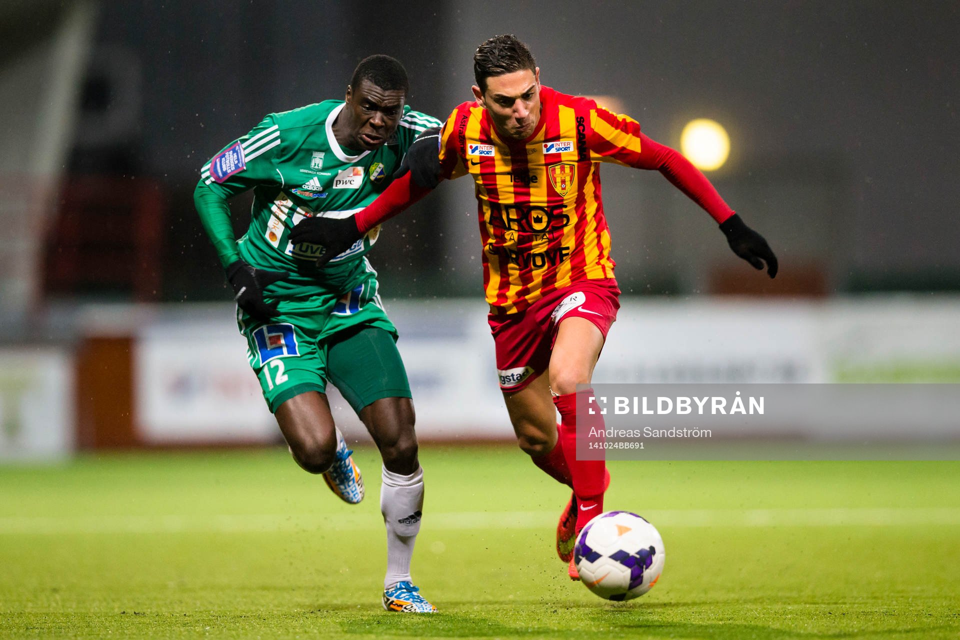Ljungskiles Ken Sema i kamp med Syrianskas Gabriel Somi under matchen i superettan mellan Syrianska och Ljungskile den 24 Oktober 2014 i Södertälje.