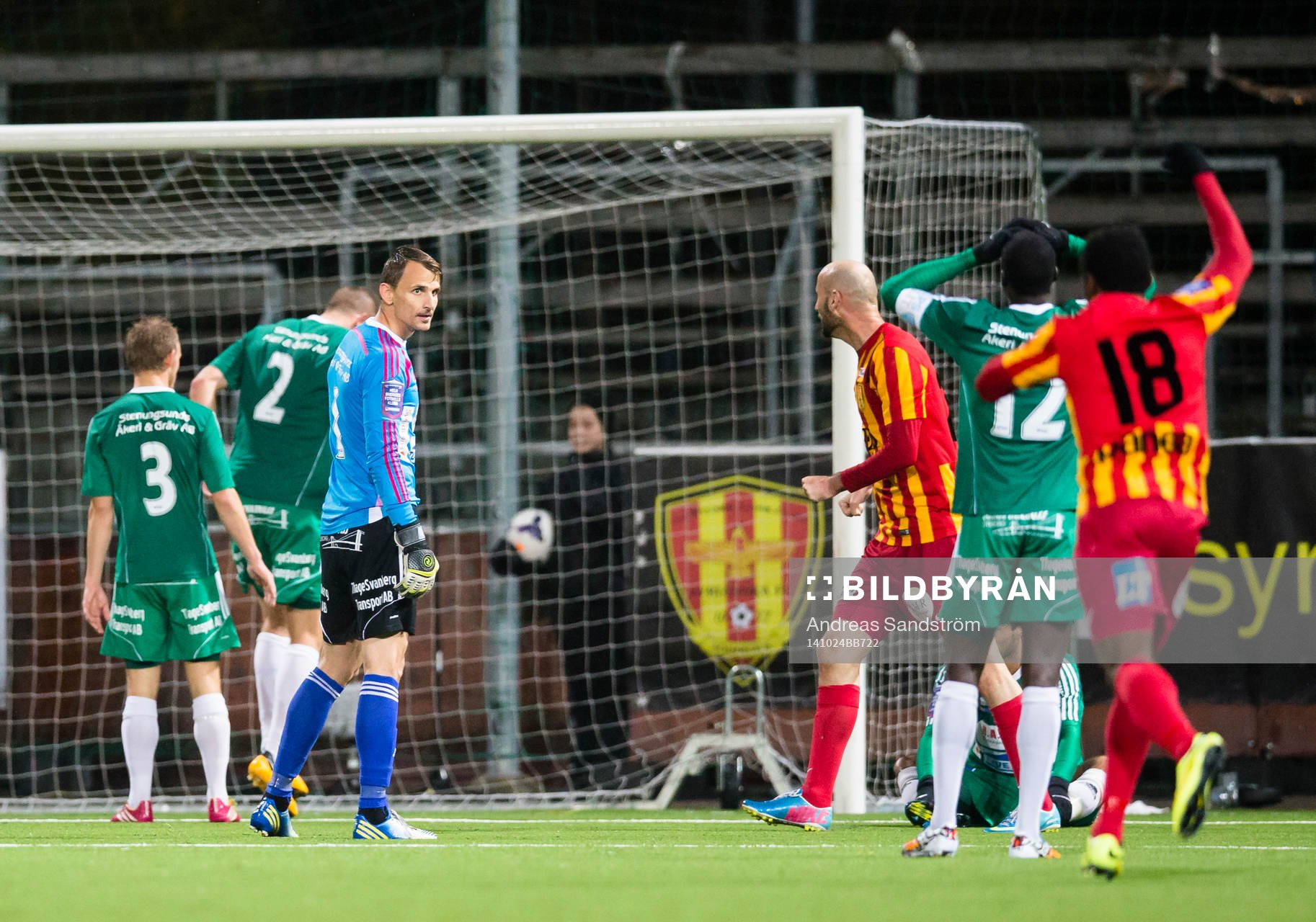 Ljungskiles målvakt Alex Horwath ser deppig ut