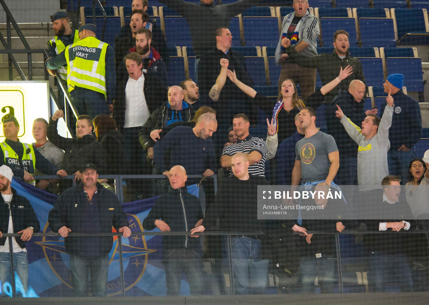 Djurgårdens supportrar på läktaren jublar