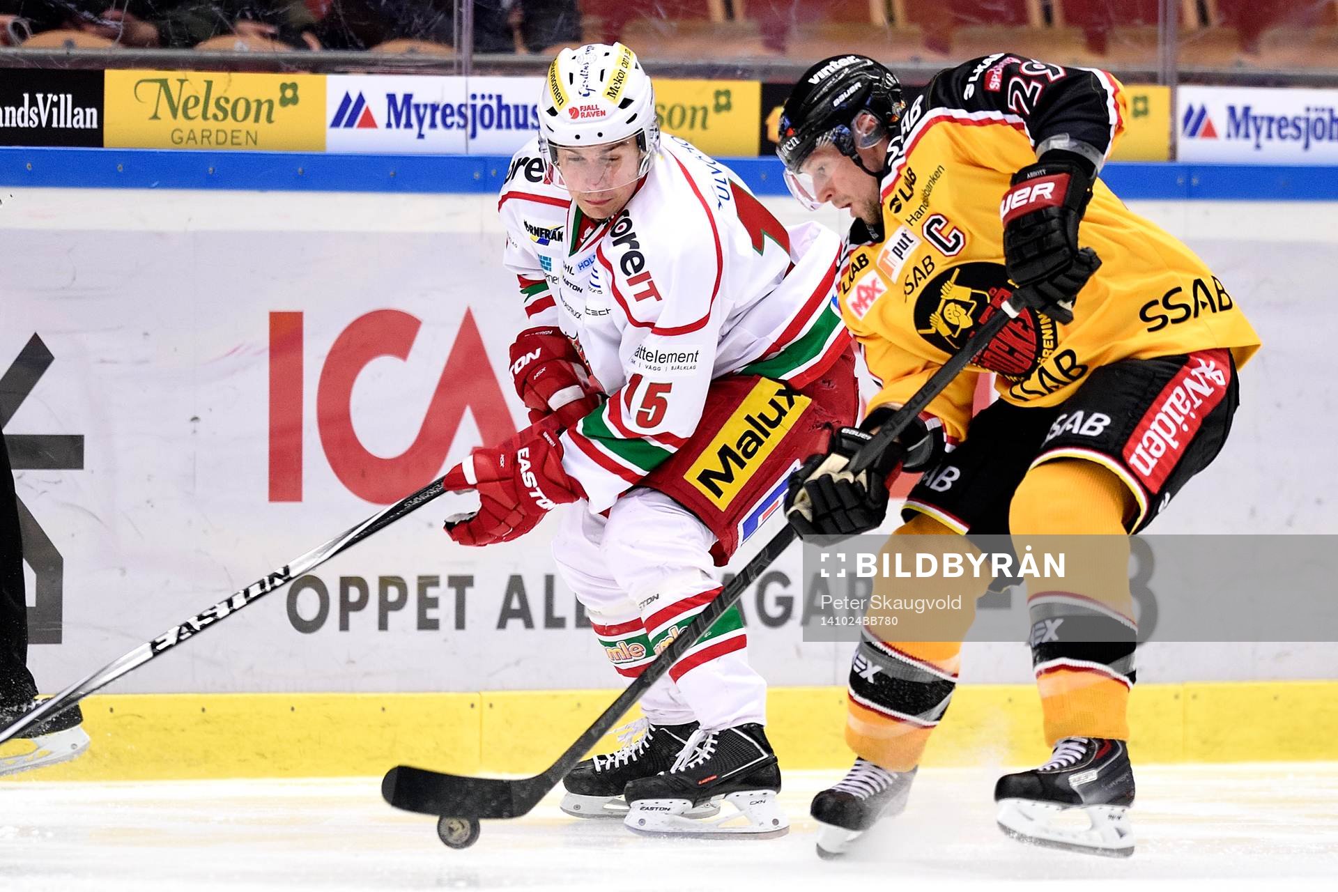 Modos Albin Runesson i kamp om pucken med Luleås Chris