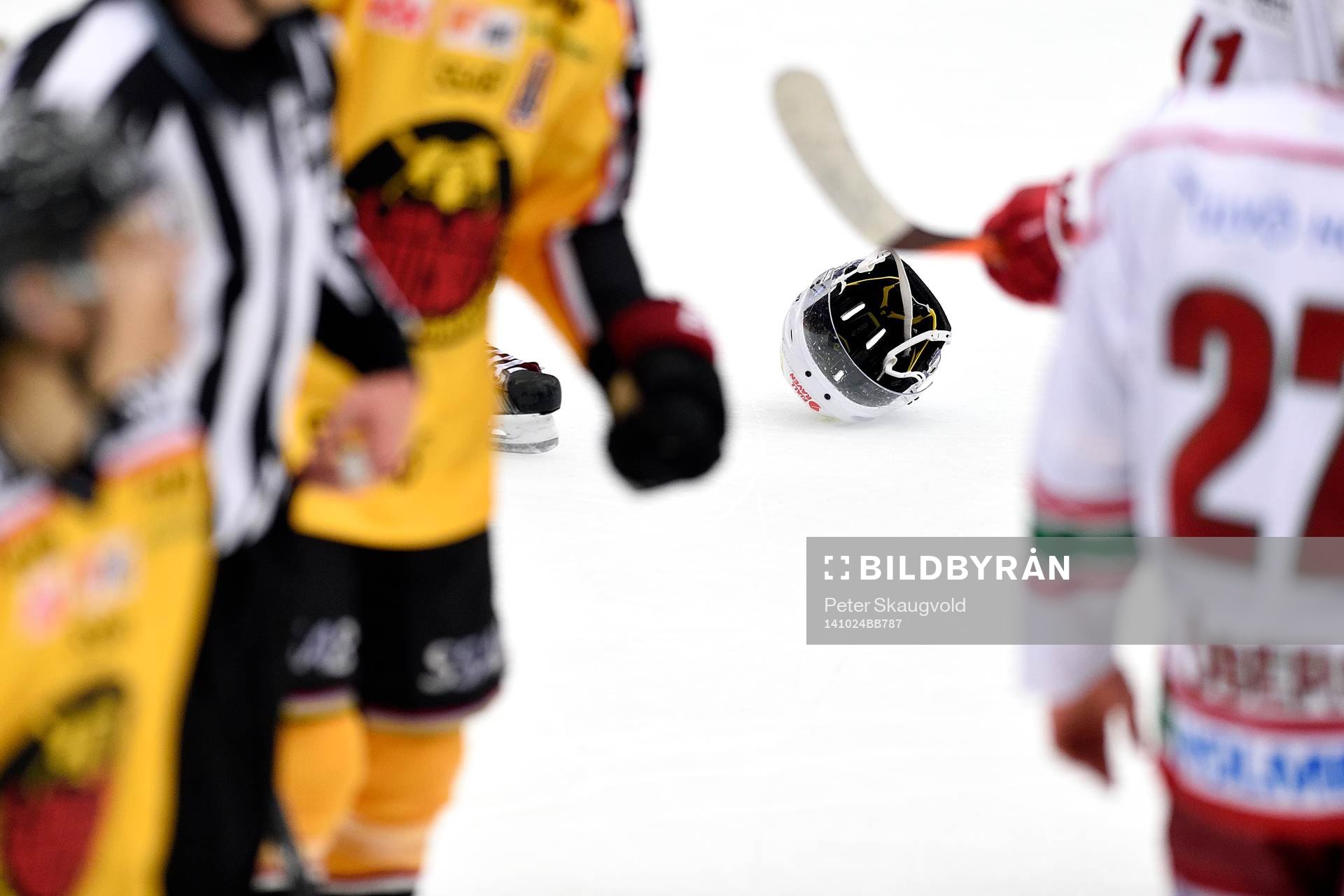 En Modo hjälm ligger på isen
