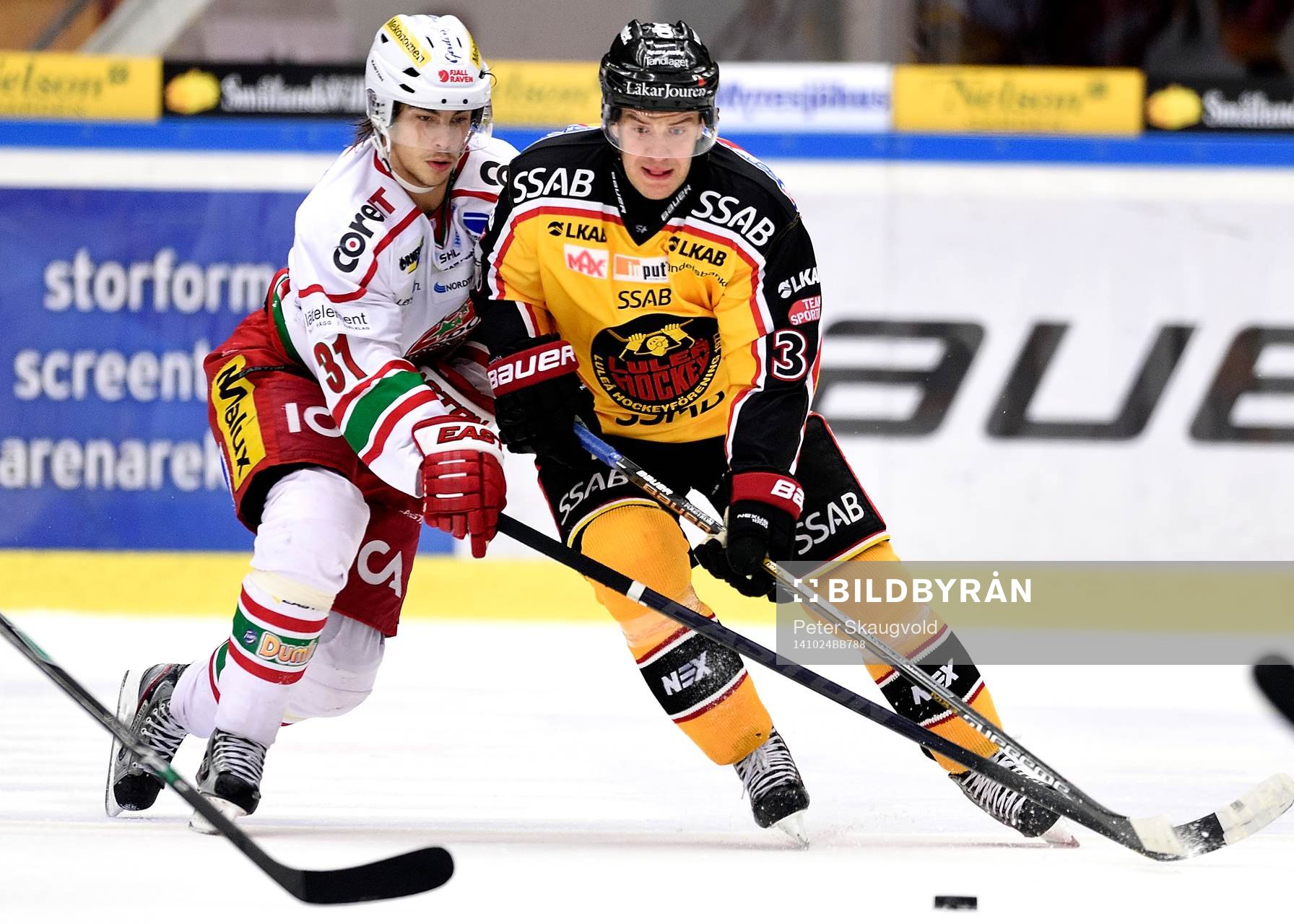 Modos Gustav Possler i kamp om pucken med Luleås Niklas