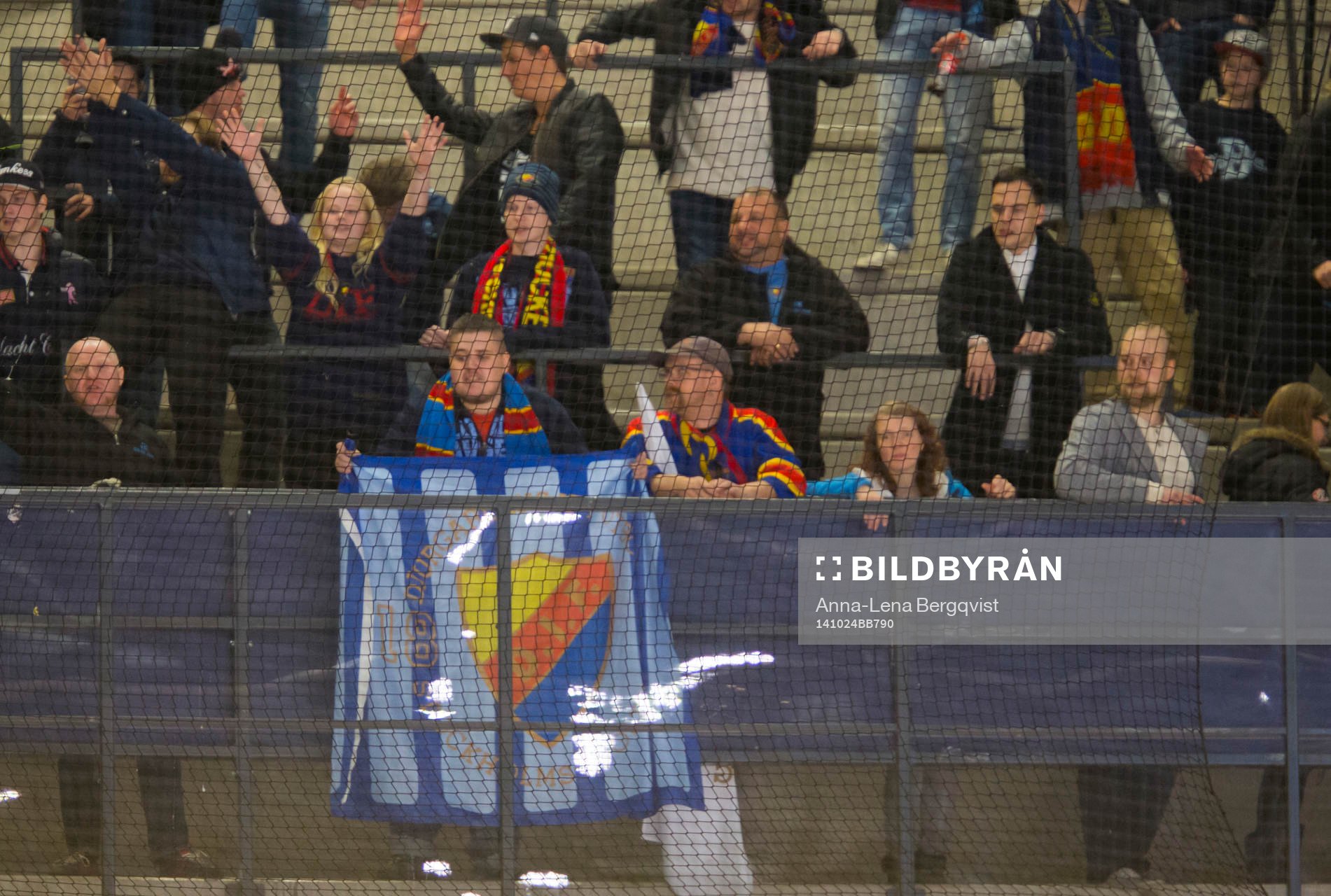 Djurgårdens supportrar på läktaren jublar