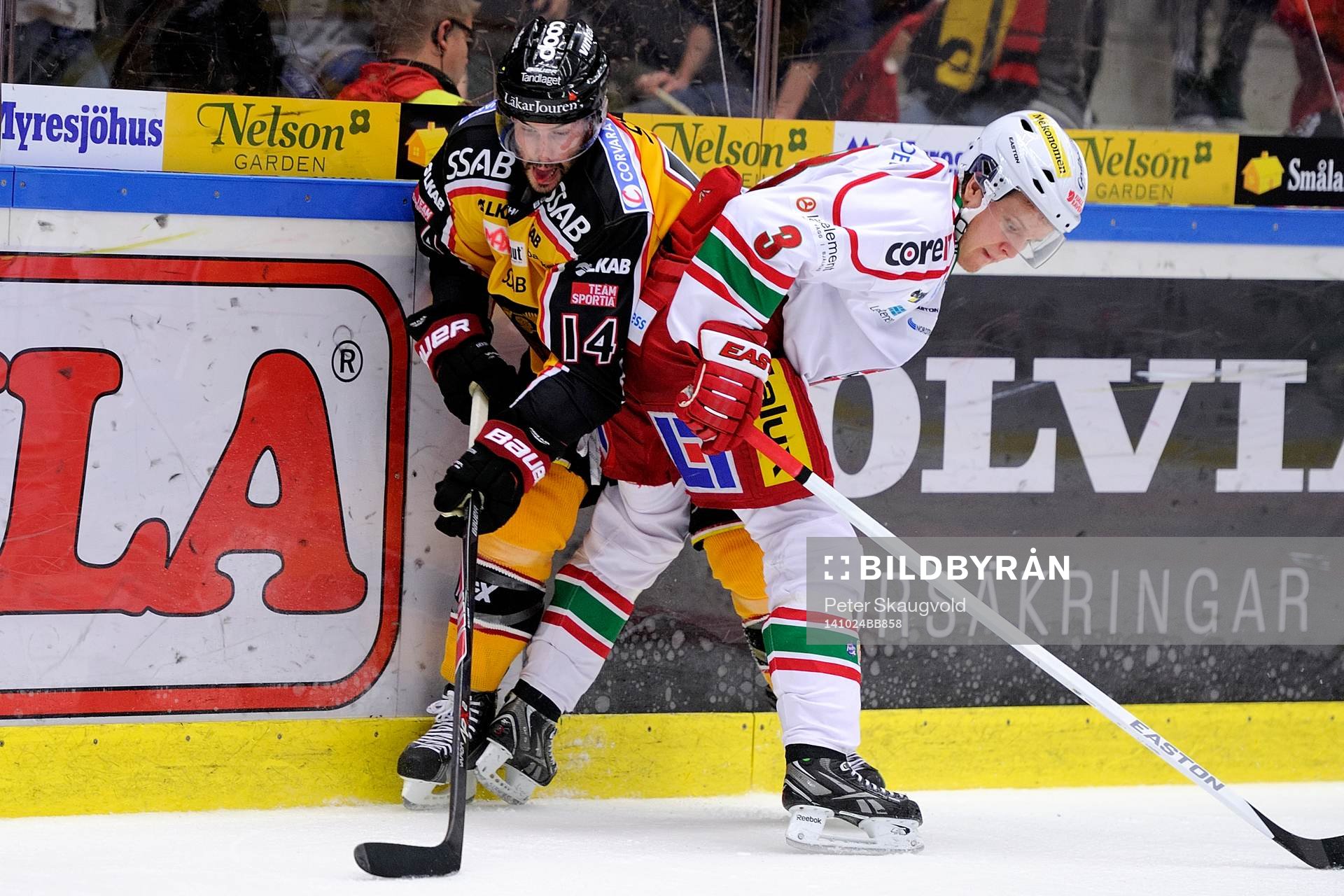 Luleås Stephen Dixon i kamp om pucken med Modos Joonas
