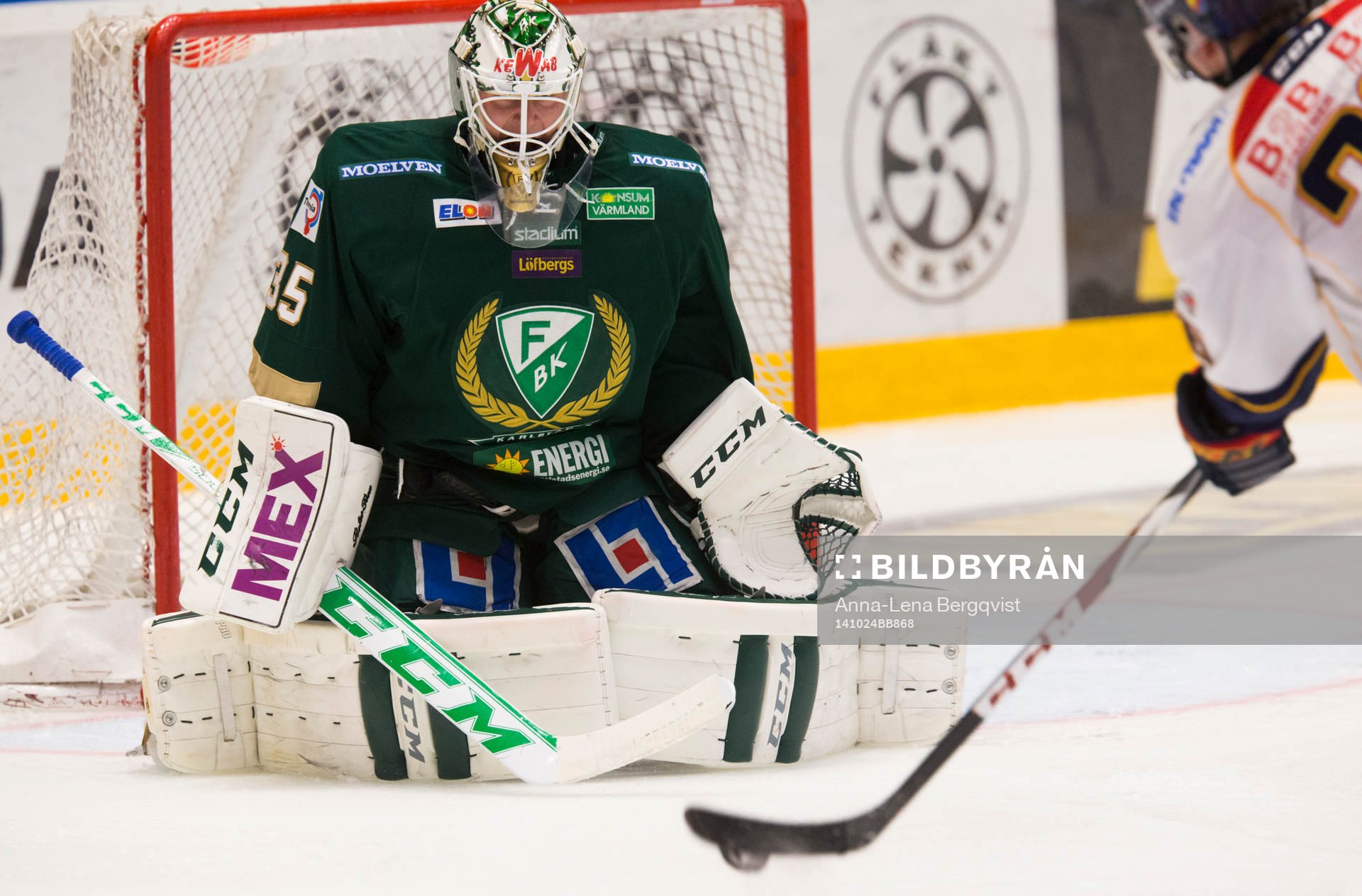 Djurgårdens David Rundqvist skjuter på Färjestads