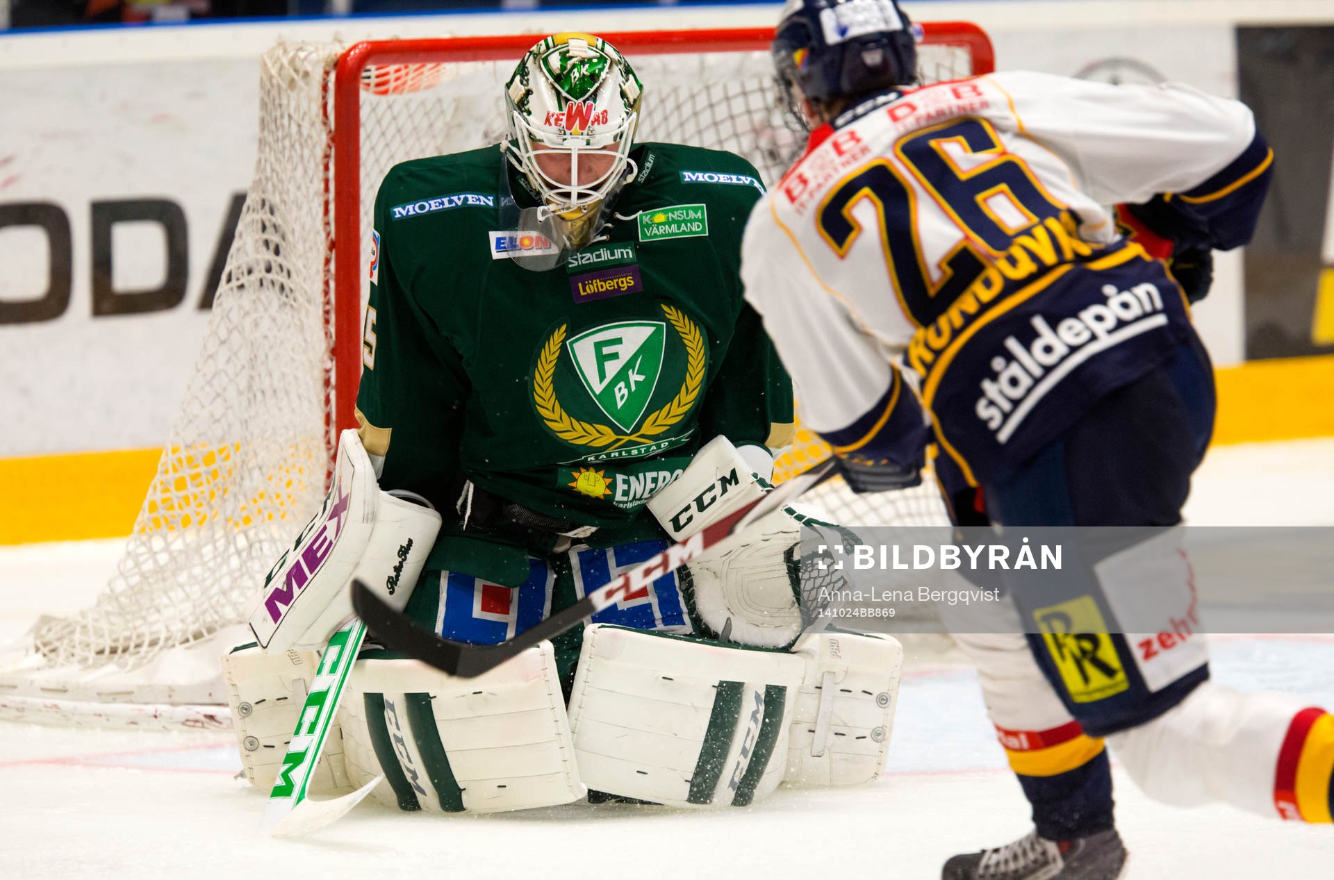 Djurgårdens David Rundqvist skjuter på Färjestads