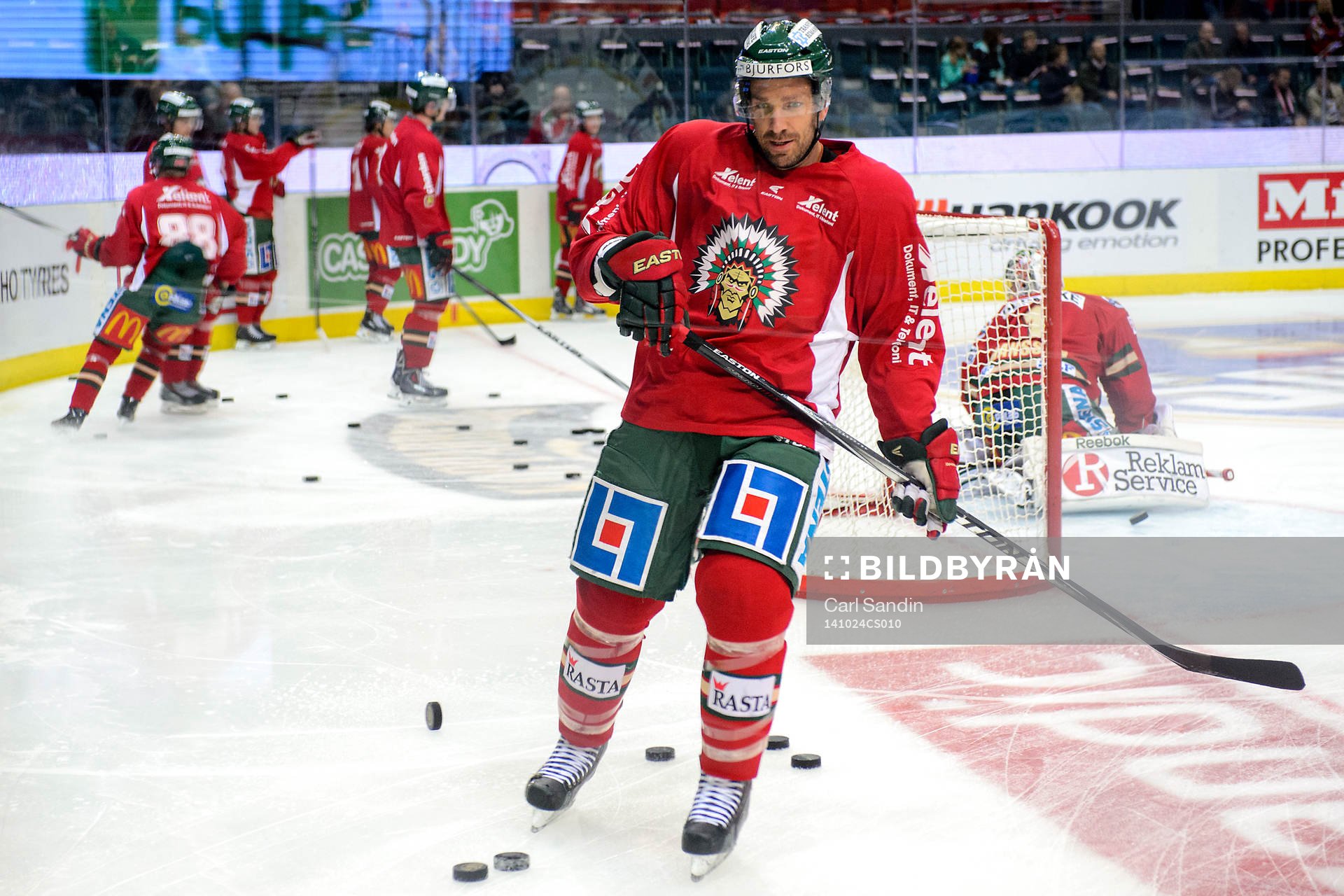 Frölundas Joel Lundqvist värmer upp innan ishockeymatchen