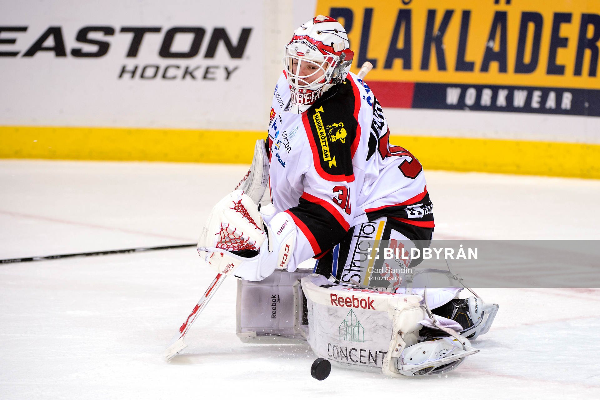 Örebros målvakt Henrik Lundberg räddar ett friläge