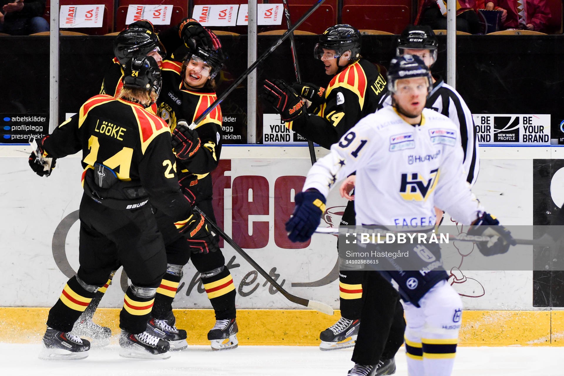 Brynäs Adam Brodecki (m) jublar