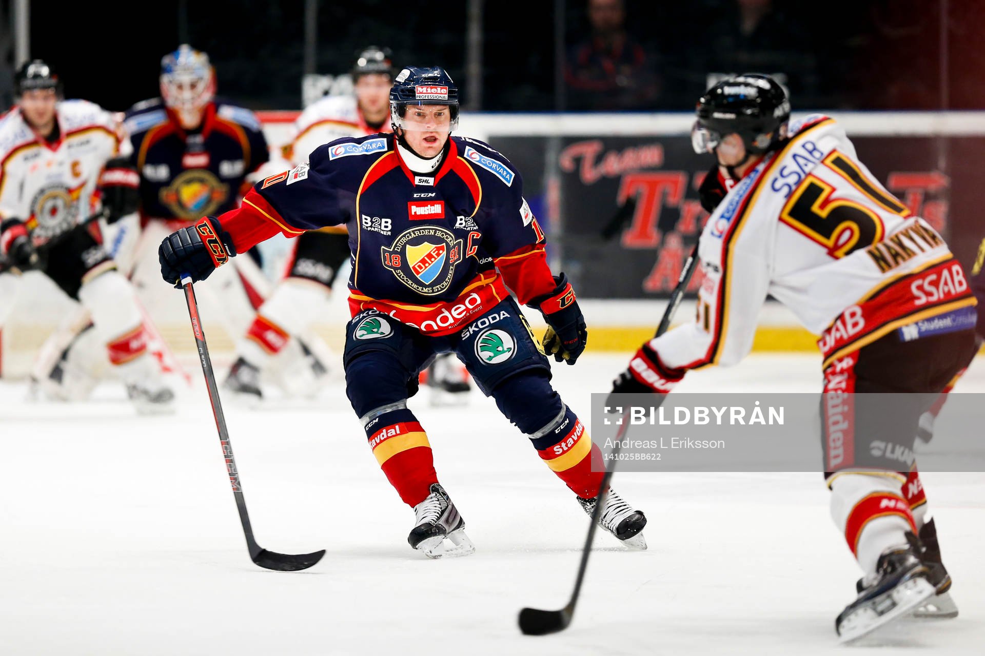 Djurgårdens Joakim Eriksson försvarar mot Luleås