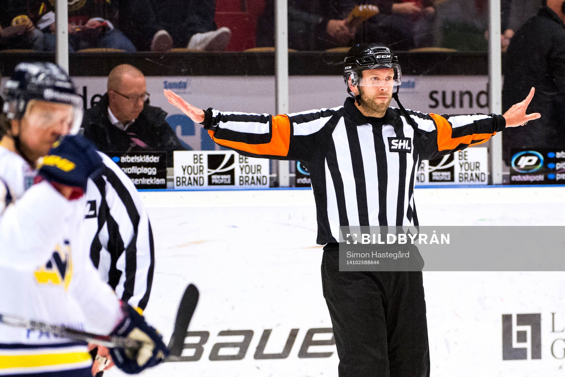 Domaren Marcus Linde dömmer bort mål för Brynäs