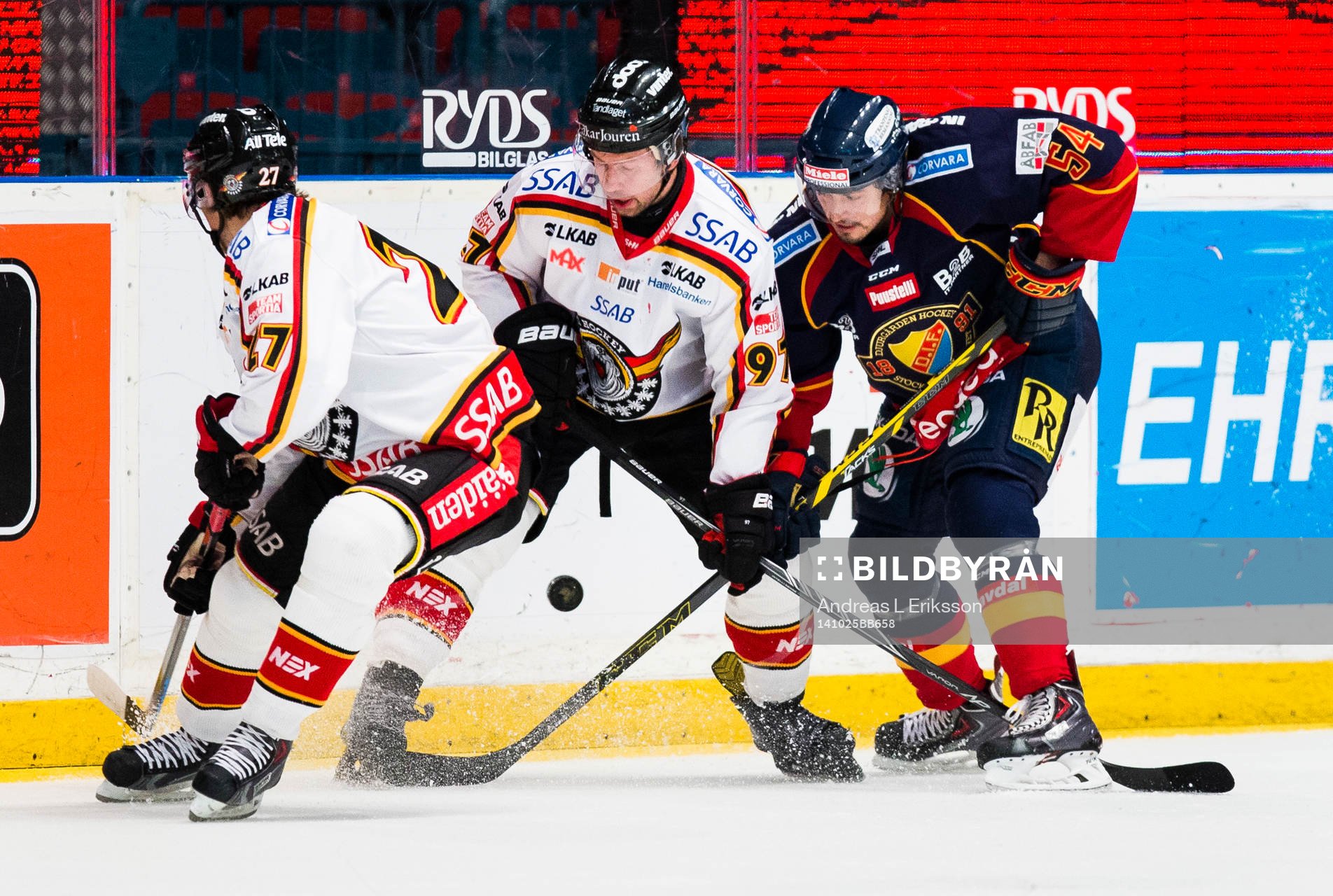Luleås Daniel Zaar och Per Ledin håller bort Djurgårdens