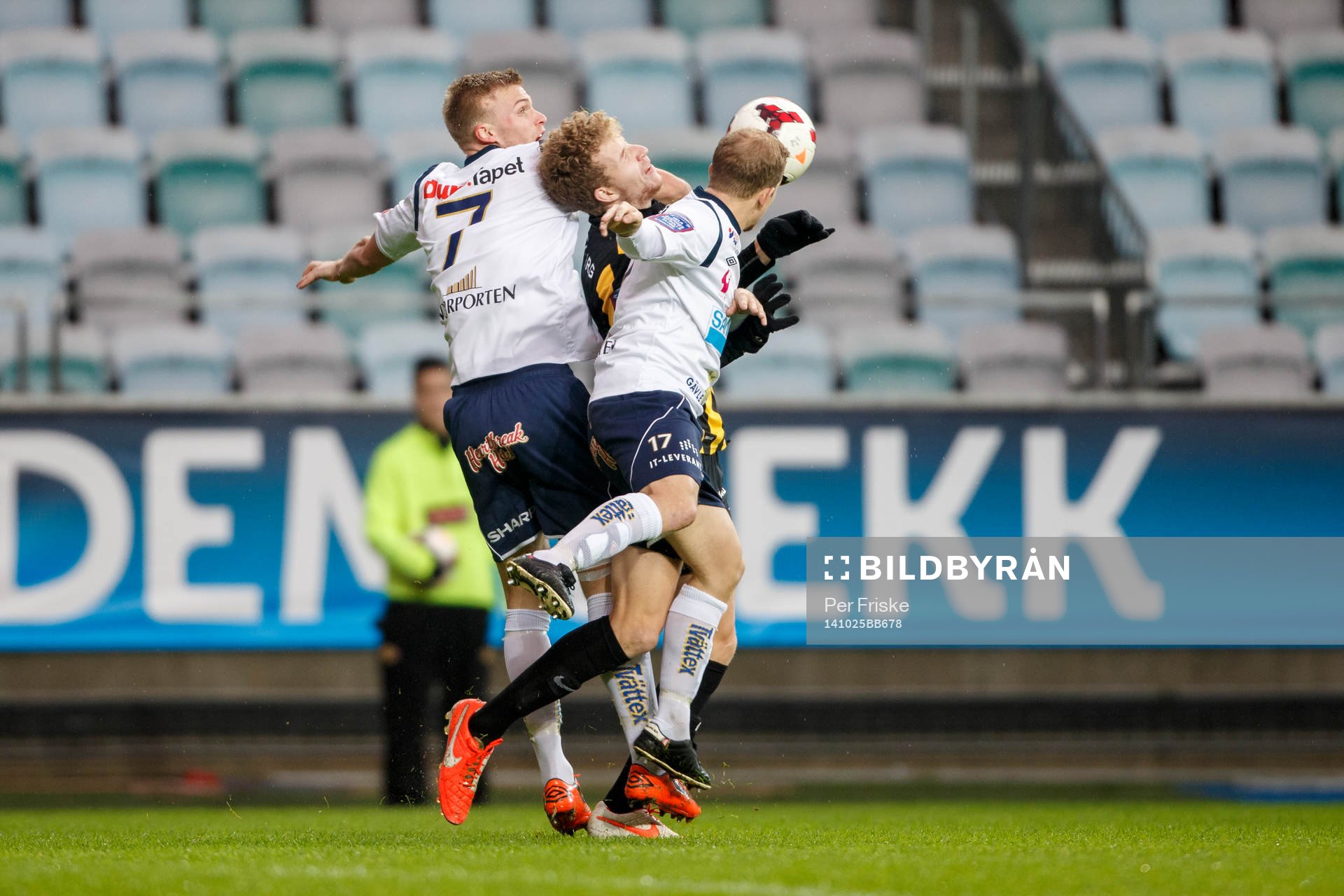 Häckens Simon Gustafson i kamp med Frölundas Jacob Larsson och Jonas Lantto under fotbollsmatchen i Allsvenskan mellan Häcken och Gefle den 25 oktober 2014 i Göteborg.