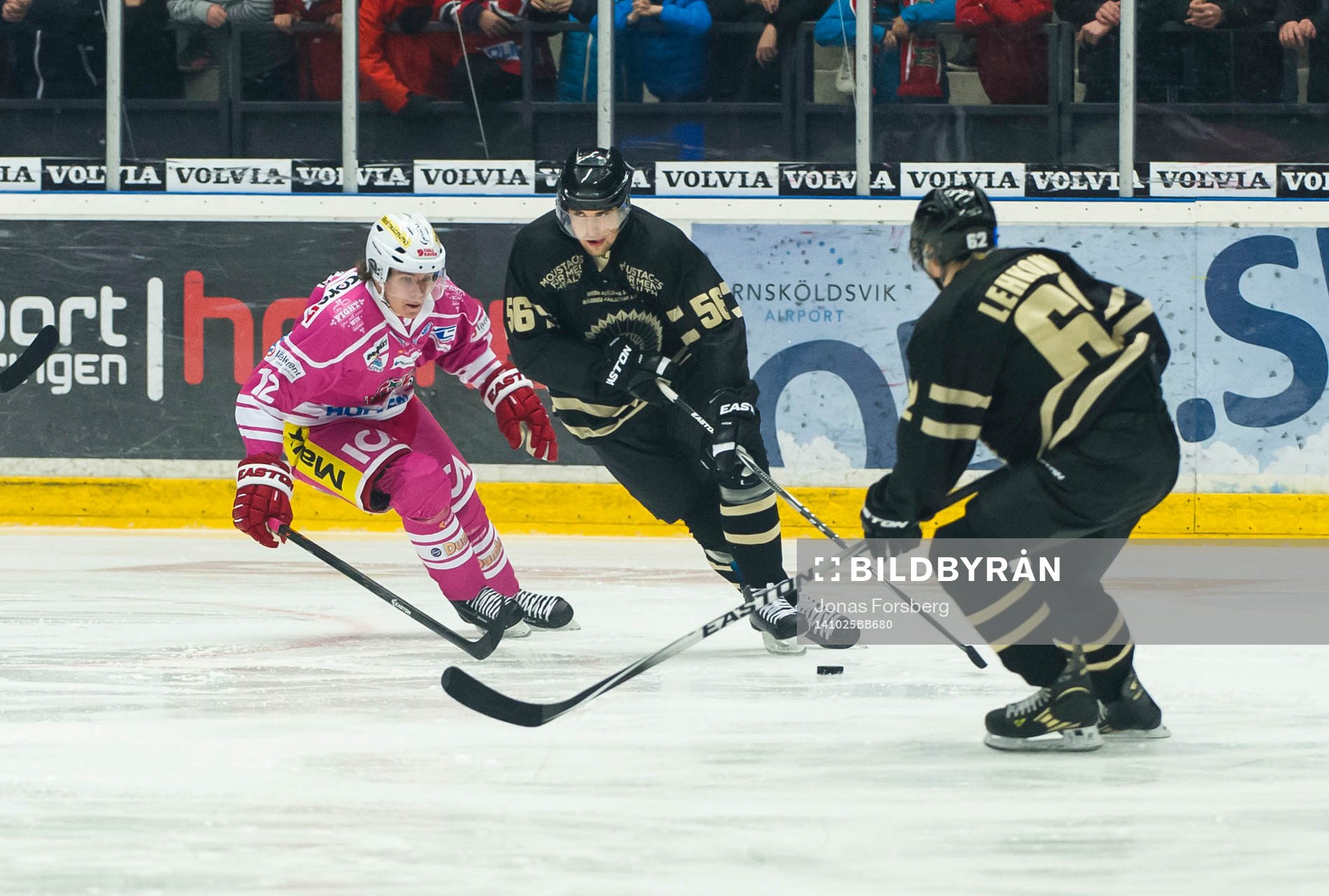 Frölundas Erik Gustafsson Artturi Lehkonen håller undan