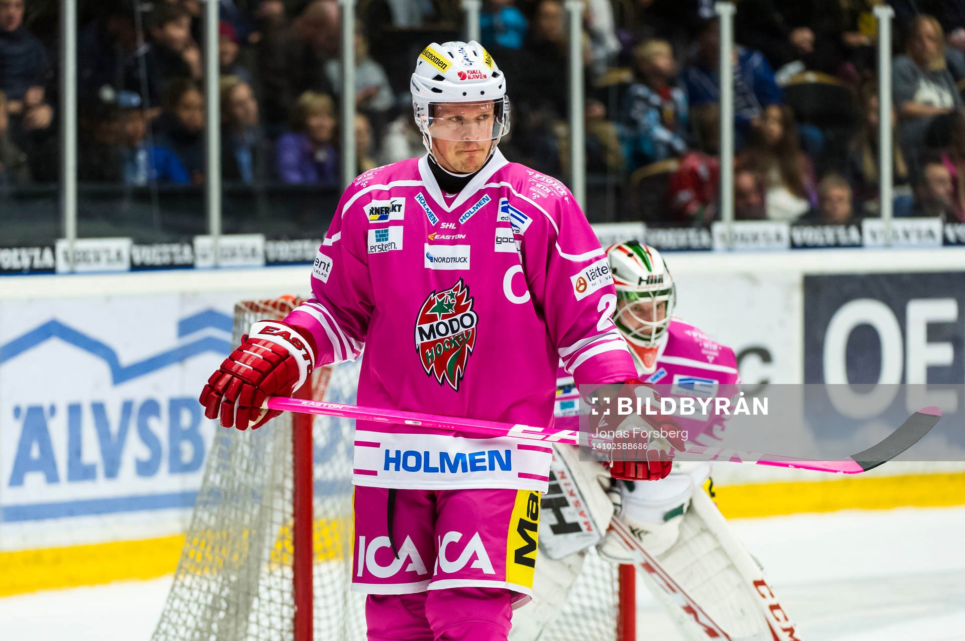 Modos Samuel Påhlsson spelade med en rosa klubba till