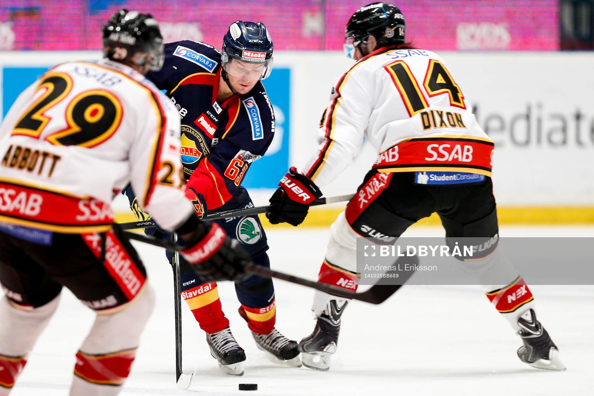 Djurgårdens Vjatjeslav Trukhno åker mellan Luleås Chris