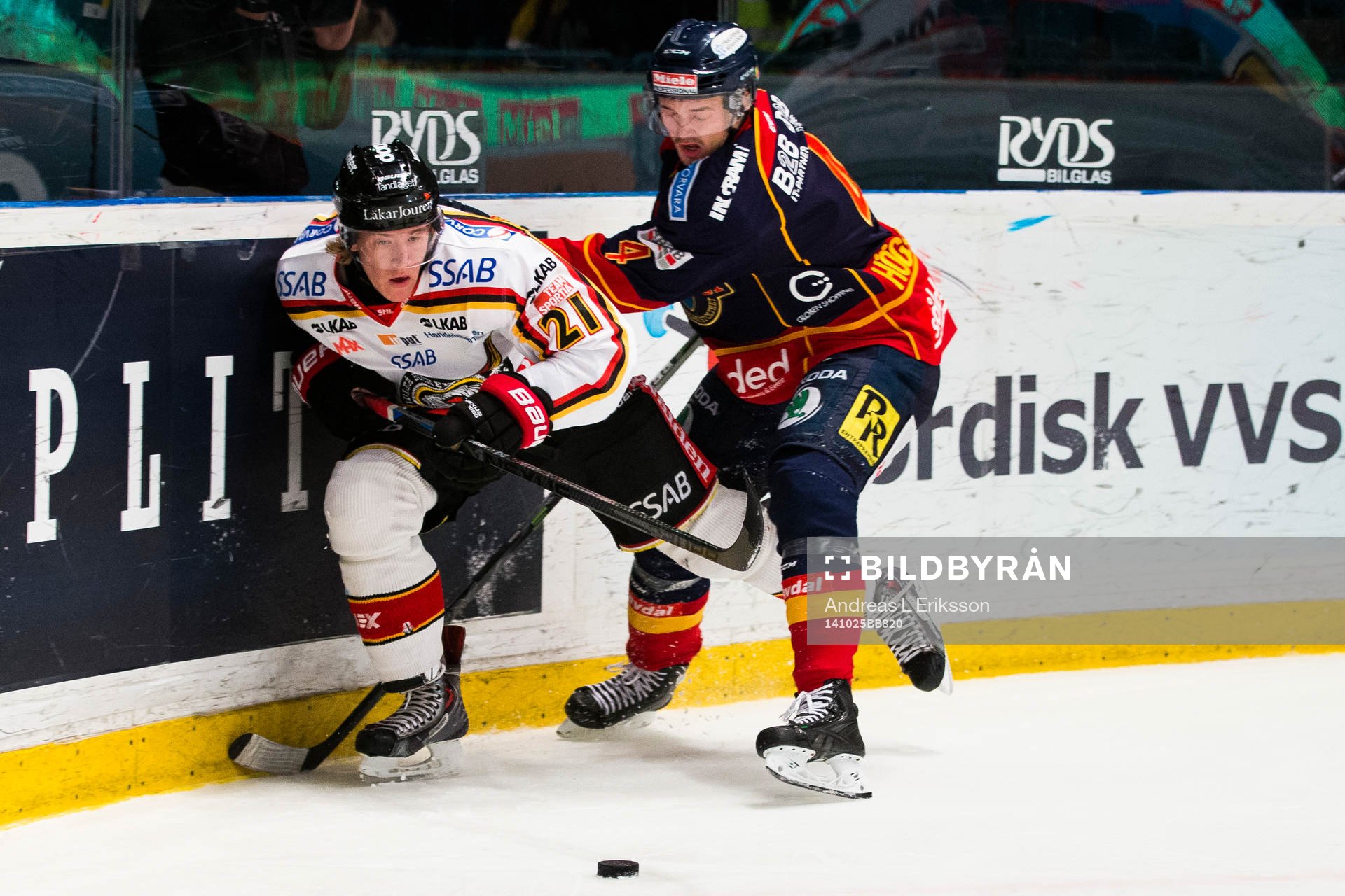 Luleås Emil Sylvegård i kamp om pucken med Djurgårdens