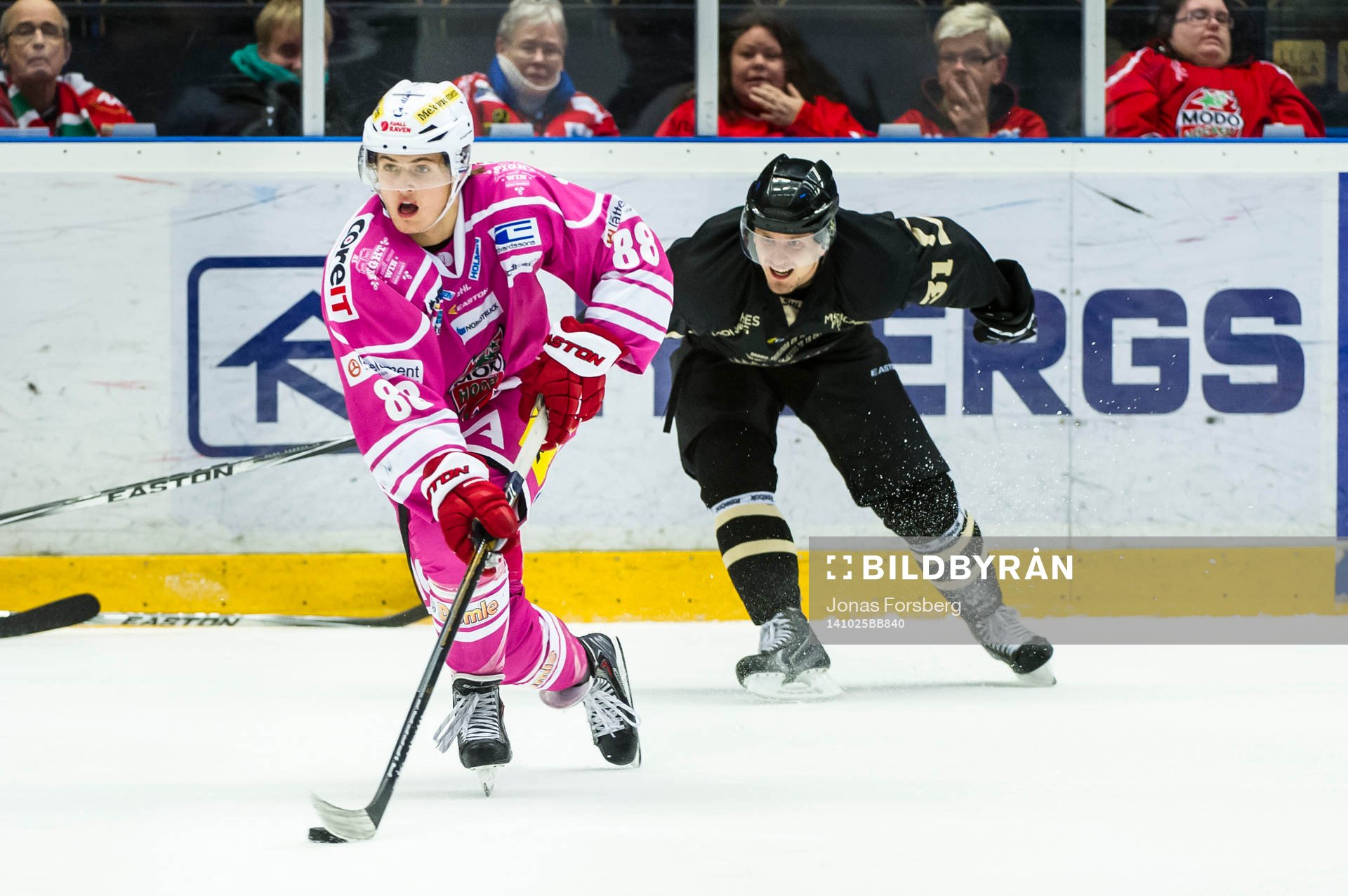 Modos William Nylander åker ifrån Frölundas Nicklas Lasu