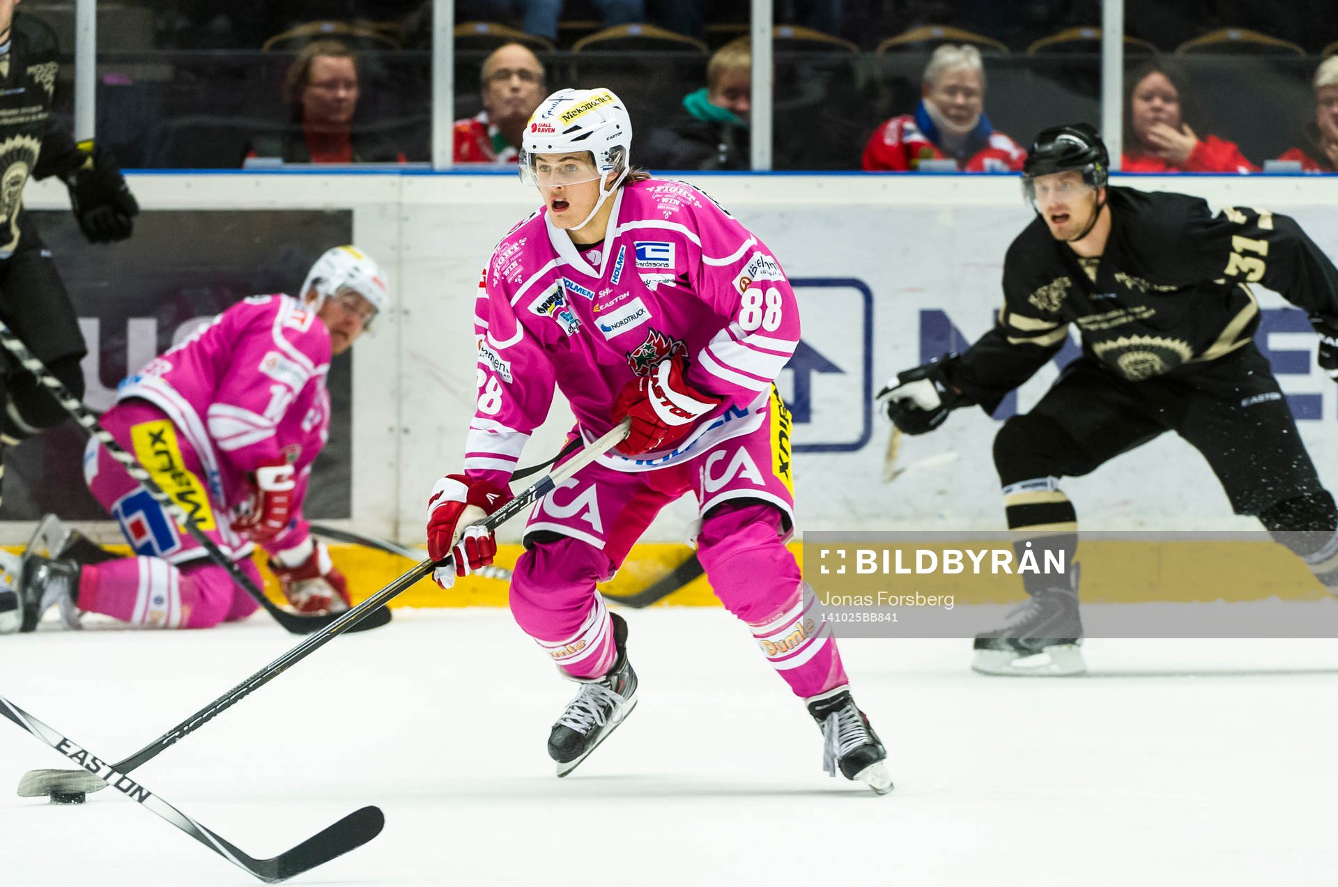 Modos William Nylander åker ifrån Frölundas Nicklas Lasu