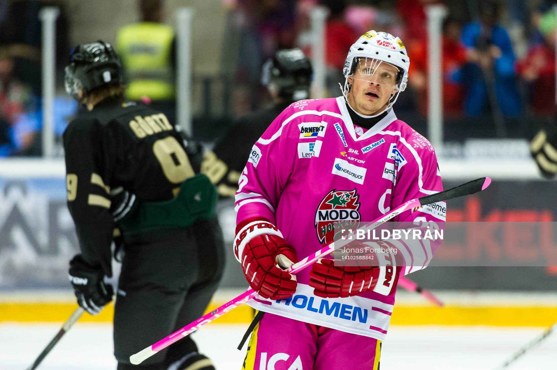 Modos Samuel Påhlsson spelade med rosa klubba och dress