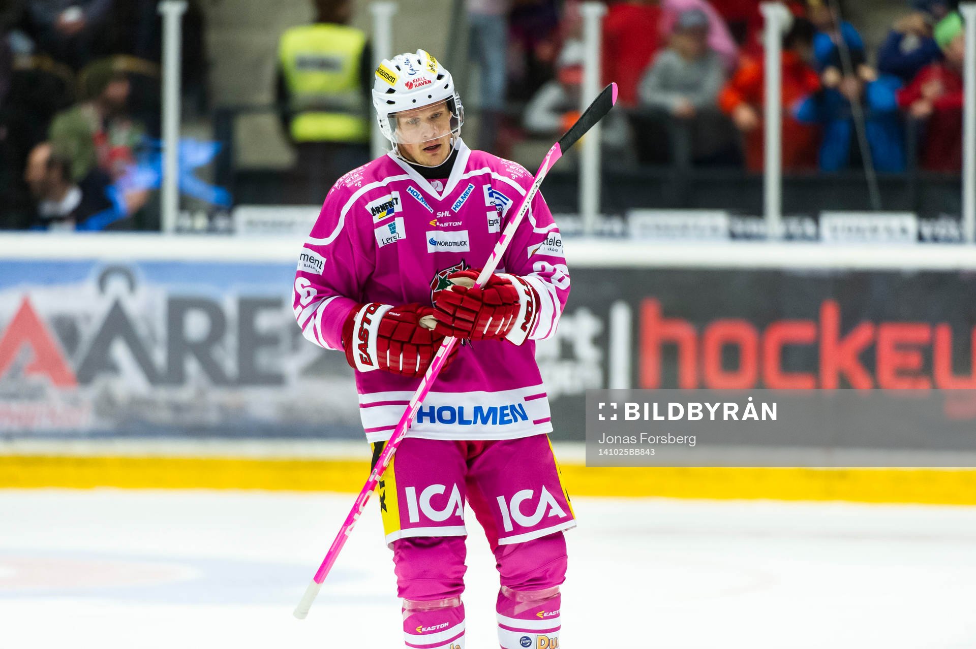 Modos Samuel Påhlsson spelade med rosa klubba och dress