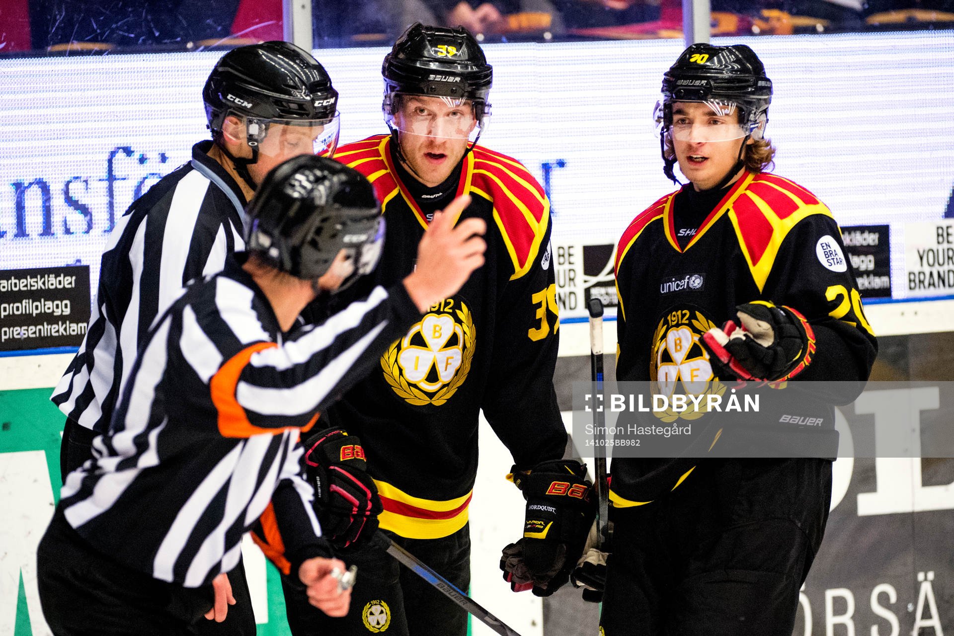 Brynäs Jonas Nordquist och Adam Brodecki samtalar med
