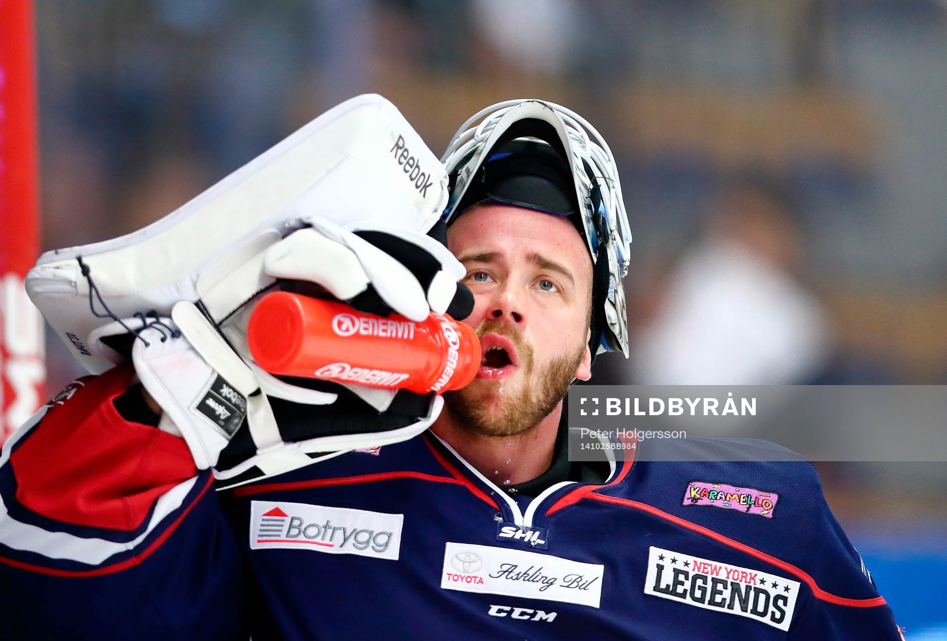 Linköpings David Rautio dricker före ishockeymatchen i