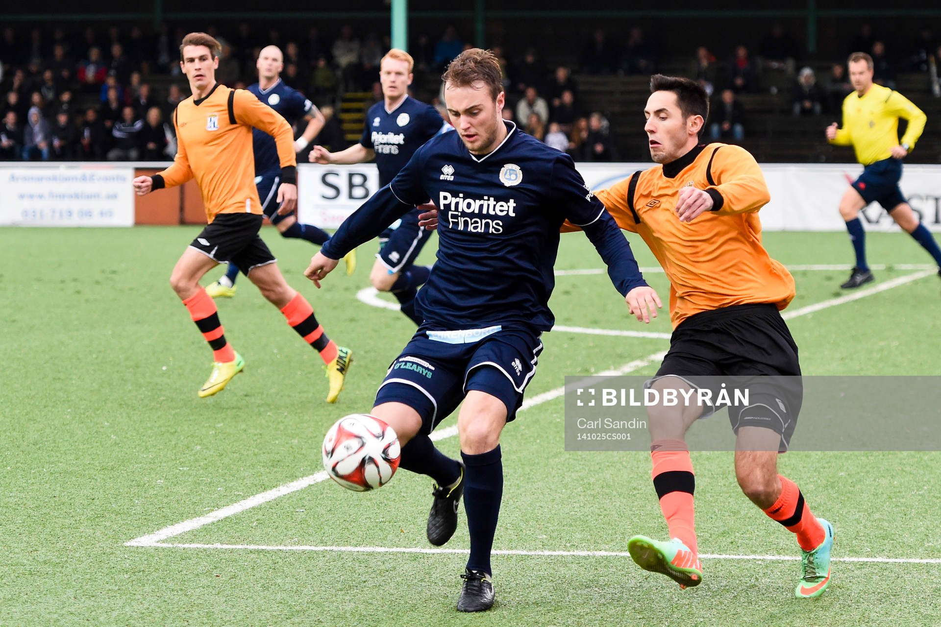 Utsiktens Niklas Olsson och Kristianstads Egzon Sekiraca under fotbollsmatchen i division 1 mellan Utsikten och Kristianstad den 25 oktober 2014 i Göteborg.