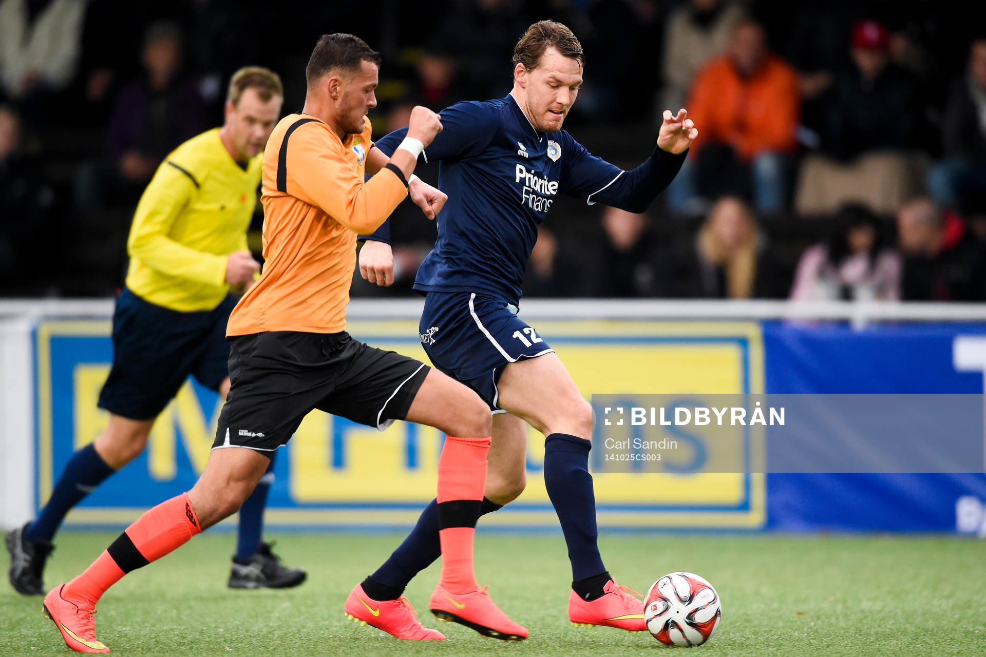 Utsiktens Anders Mogren i kamp med Kristianstads Albert Ejupi under fotbollsmatchen i division 1 mellan Utsikten och Kristianstad den 25 oktober 2014 i Göteborg.