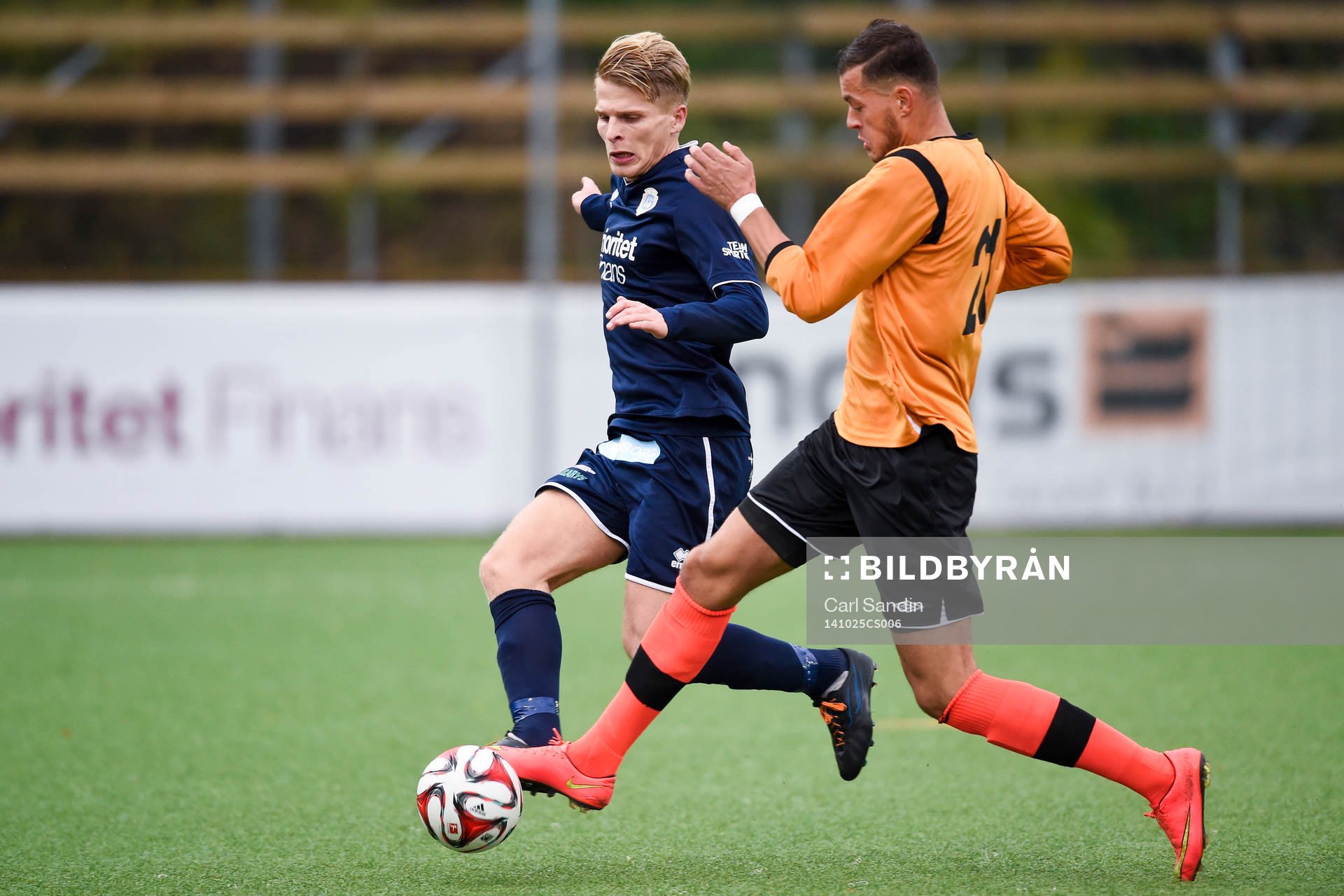 Utsiktens Per Nylander och Kristianstads Albert Ejupi under fotbollsmatchen i division 1 mellan Utsikten och Kristianstad den 25 oktober 2014 i Göteborg.