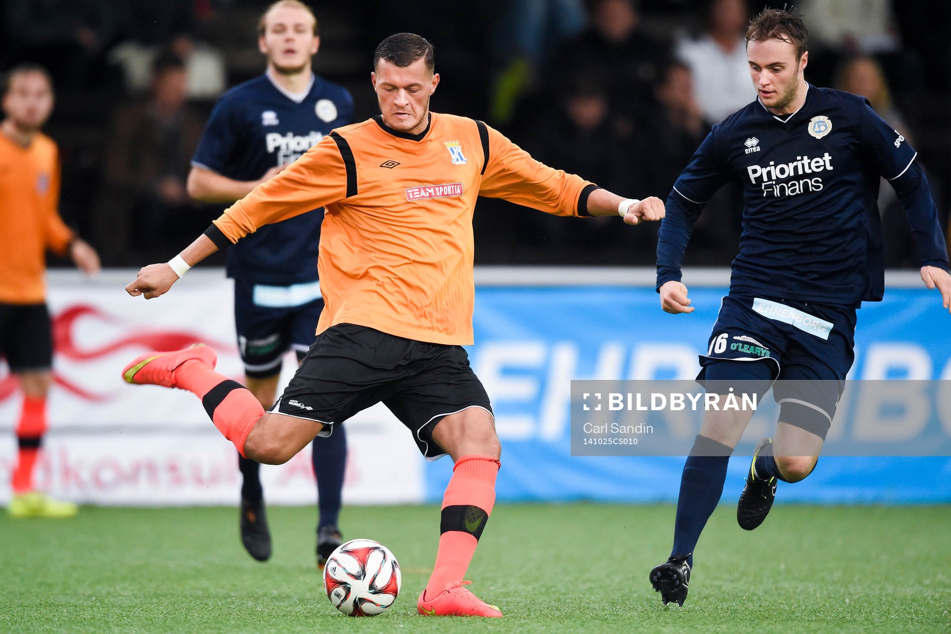 Kristianstads Albert Ejupi och Utsiktens Niklas Olsson (th) under fotbollsmatchen i division 1 mellan Utsikten och Kristianstad den 25 oktober 2014 i Göteborg.