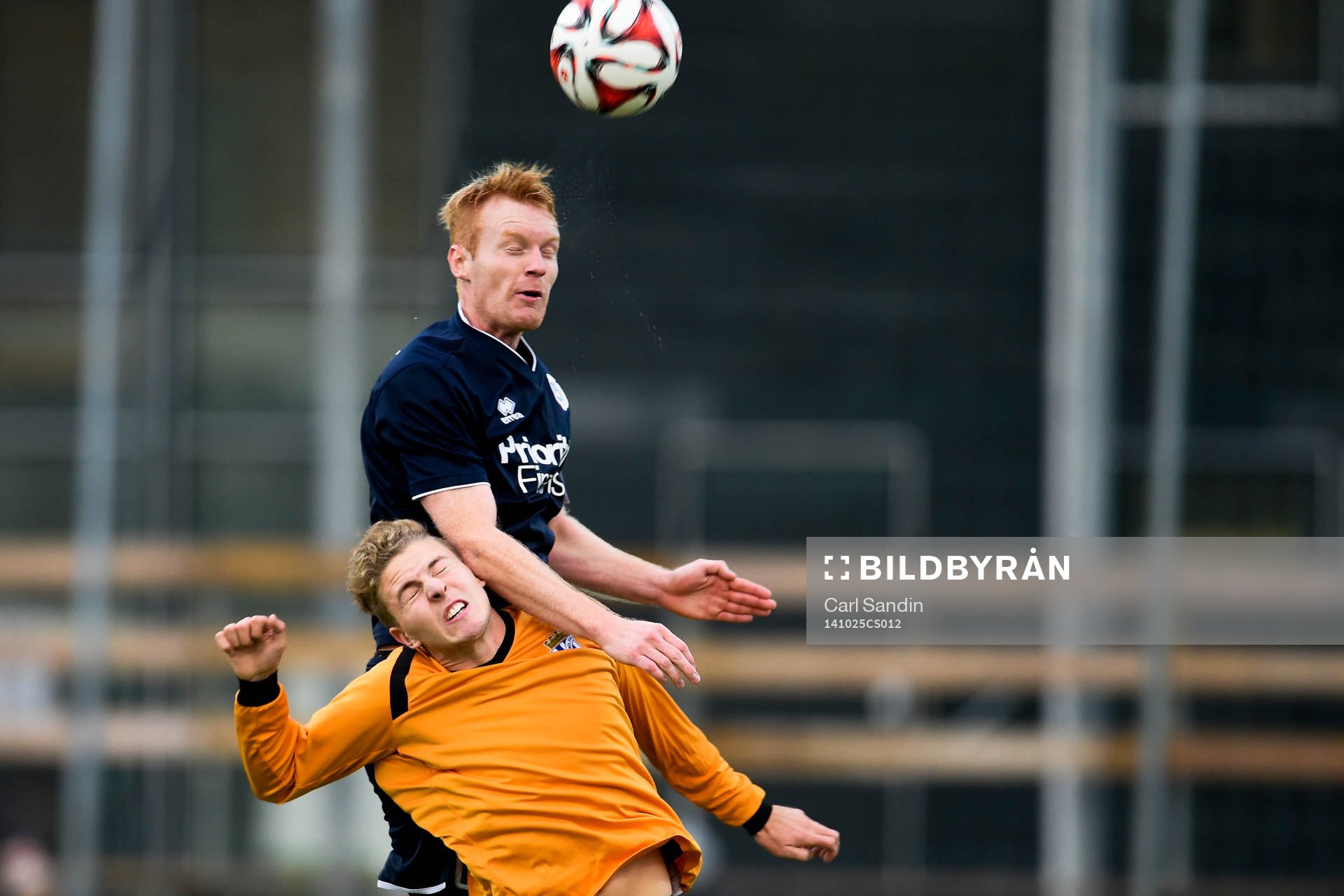 Utsiktens Robin Jonsson i nickduell med Kristianstads Joel Nilsson under fotbollsmatchen i division 1 mellan Utsikten och Kristianstad den 25 oktober 2014 i Göteborg.
