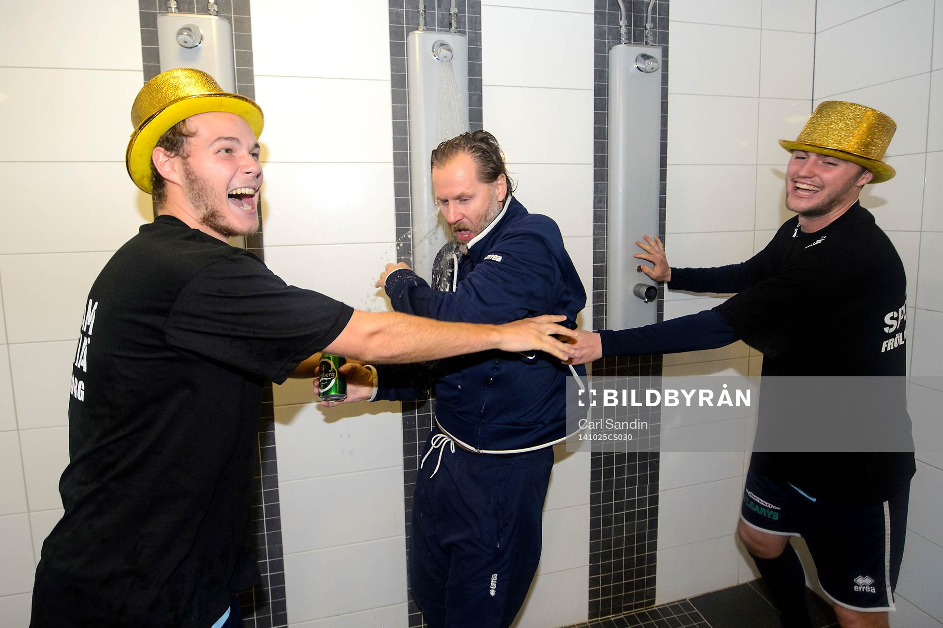 Utsiktens spelare trycker in tränare Janne Carlsson i