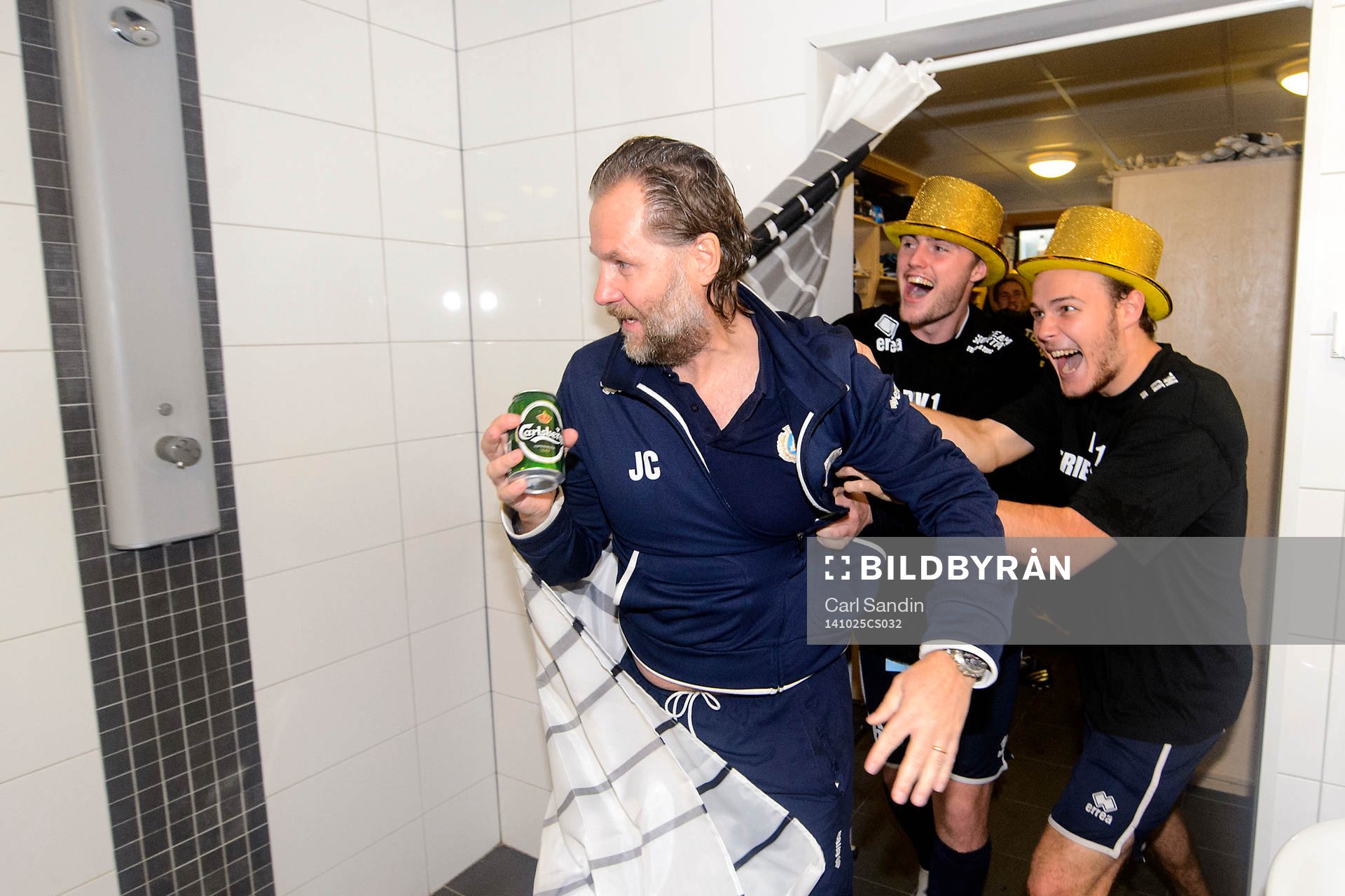 Utsiktens spelare trycker in tränare Janne Carlsson i