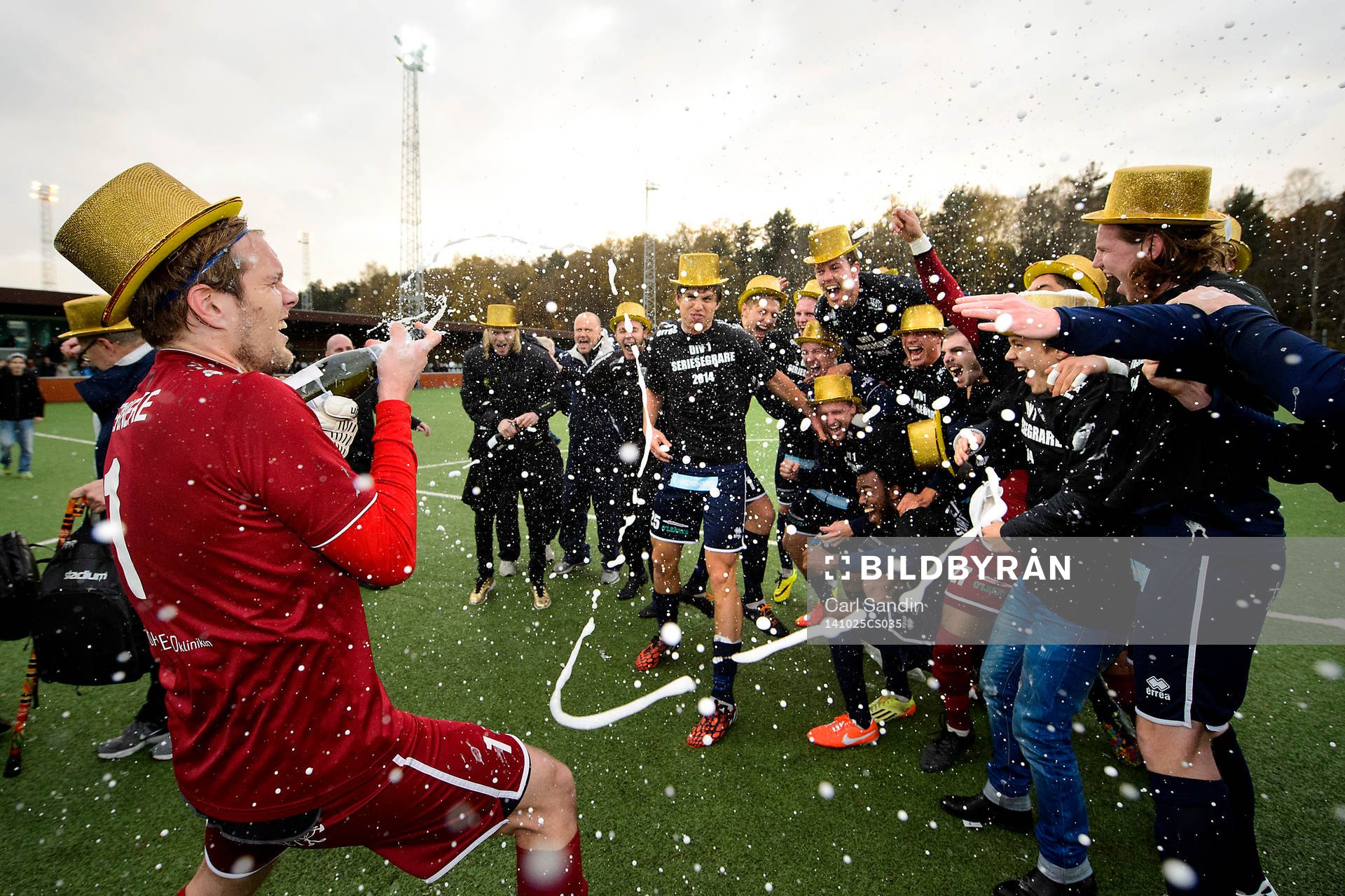 Utsiktens målvakt Axel Wibrån spritar champagne över