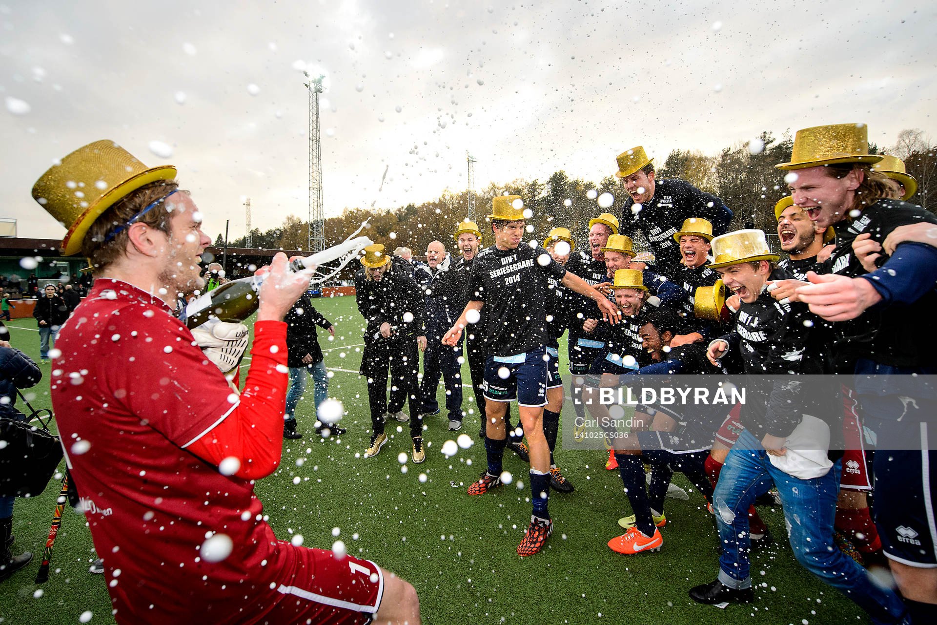 Utsiktens målvakt Axel Wibrån spritar champagne över