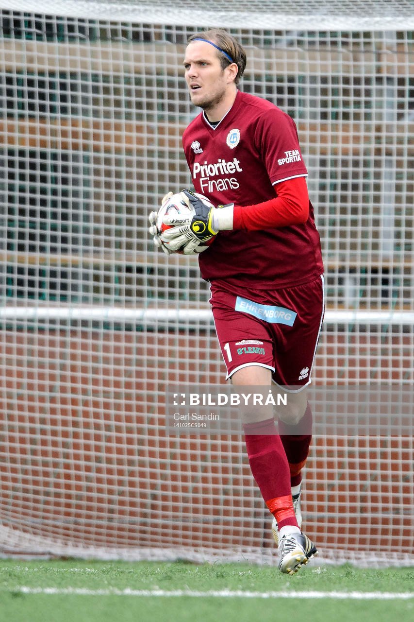 Utsiktens målvakt Axel Wibrån under fotbollsmatchen i division 1 mellan Utsikten och Kristianstad den 25 oktober 2014 i Göteborg.