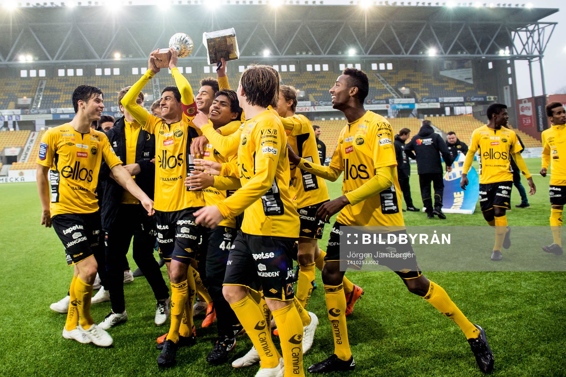 Elfsborgs spelarna lyfter pokalen och jublar