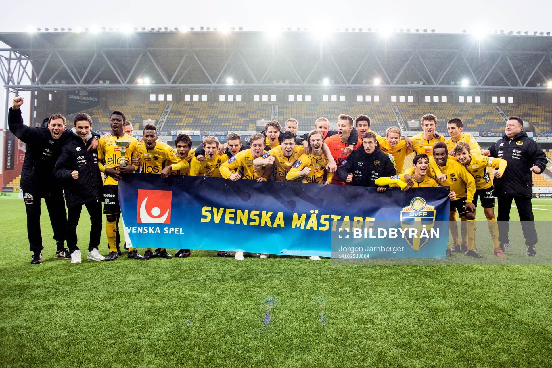 Elfsborgs spelare och ledare jublar bakom Svenska mästare