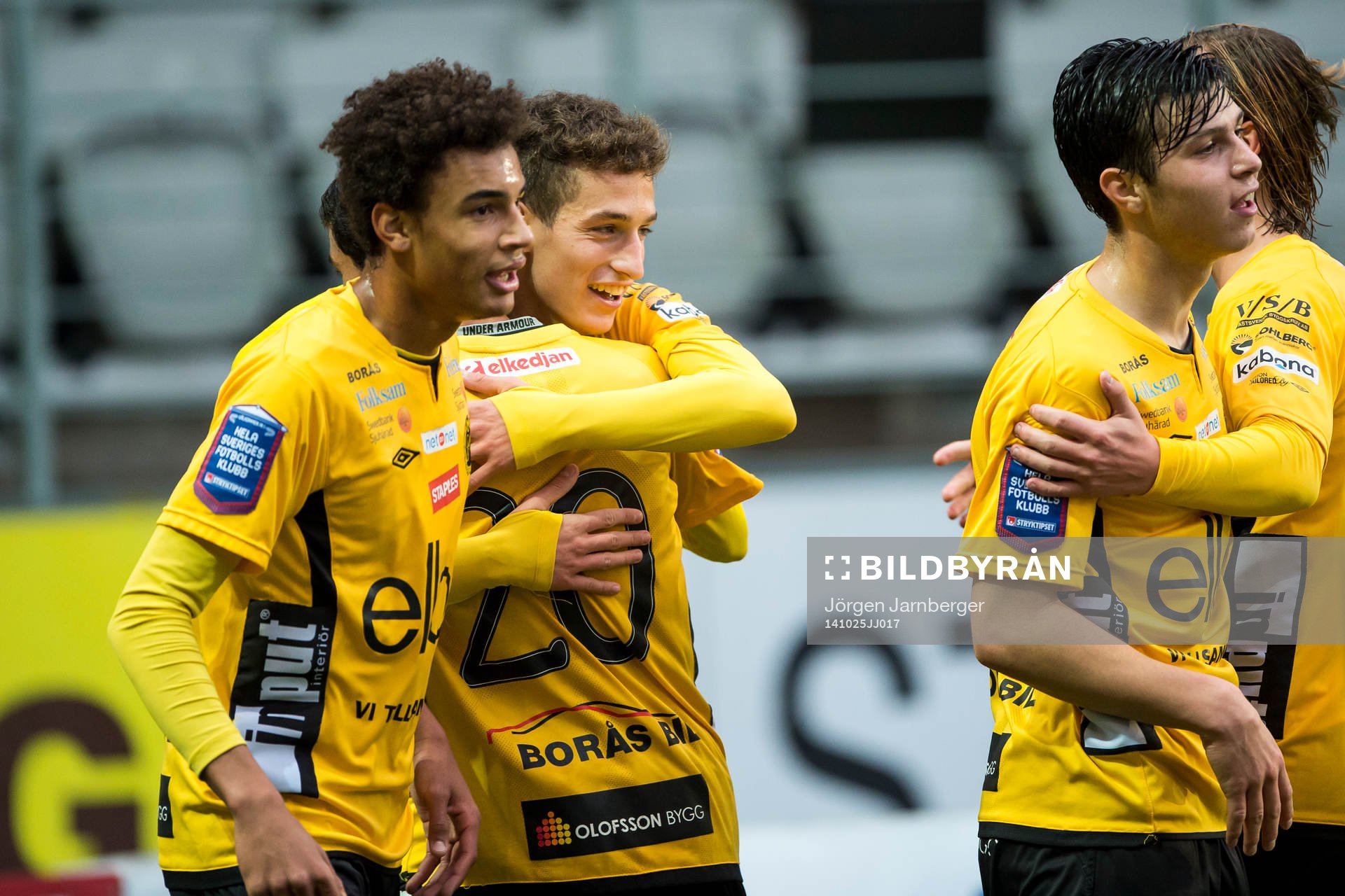 Elfsborgs Arian Kabashi (mitt i bild) kramas om och jublar