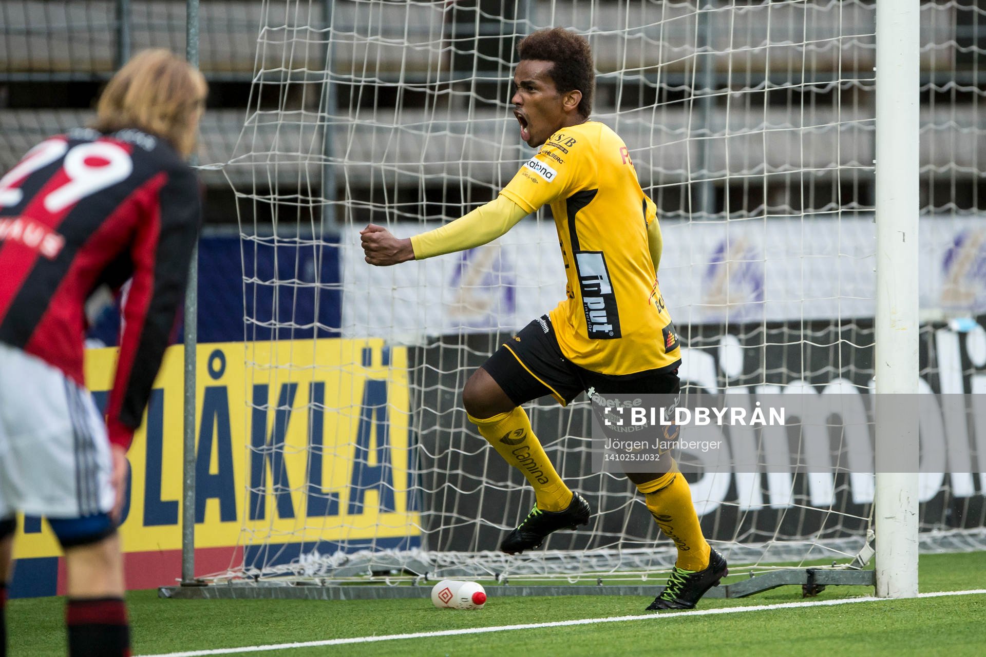 Elfsborgs Aydrus Hassan gör 3-0 och jublar under U17 SM-finalen i fotboll mellan Elfsborg och Brommapojkarna den 25 oktober 2014 i Borås.