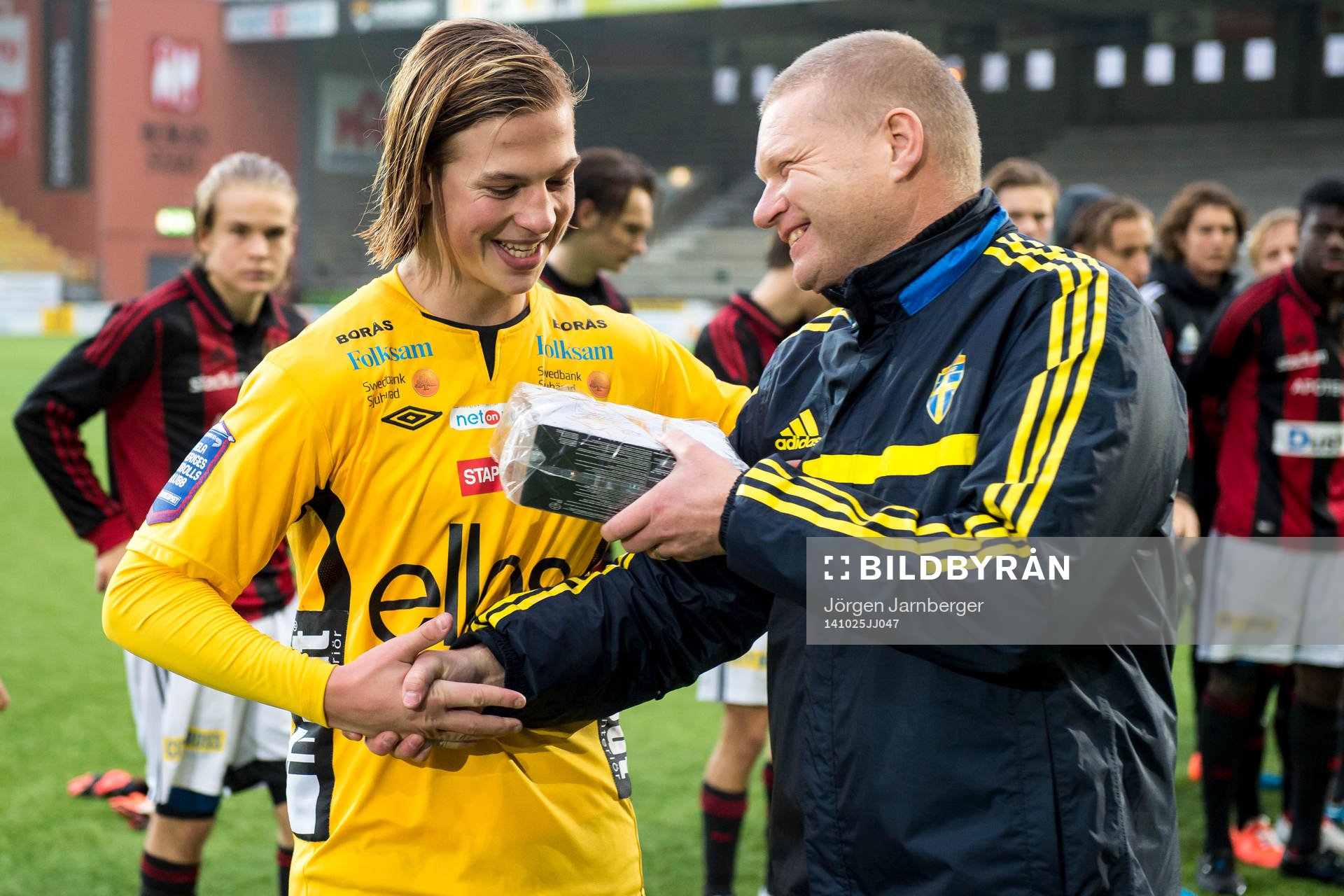 U17 landslagets förbundskapten Tomas Turesson delar ut